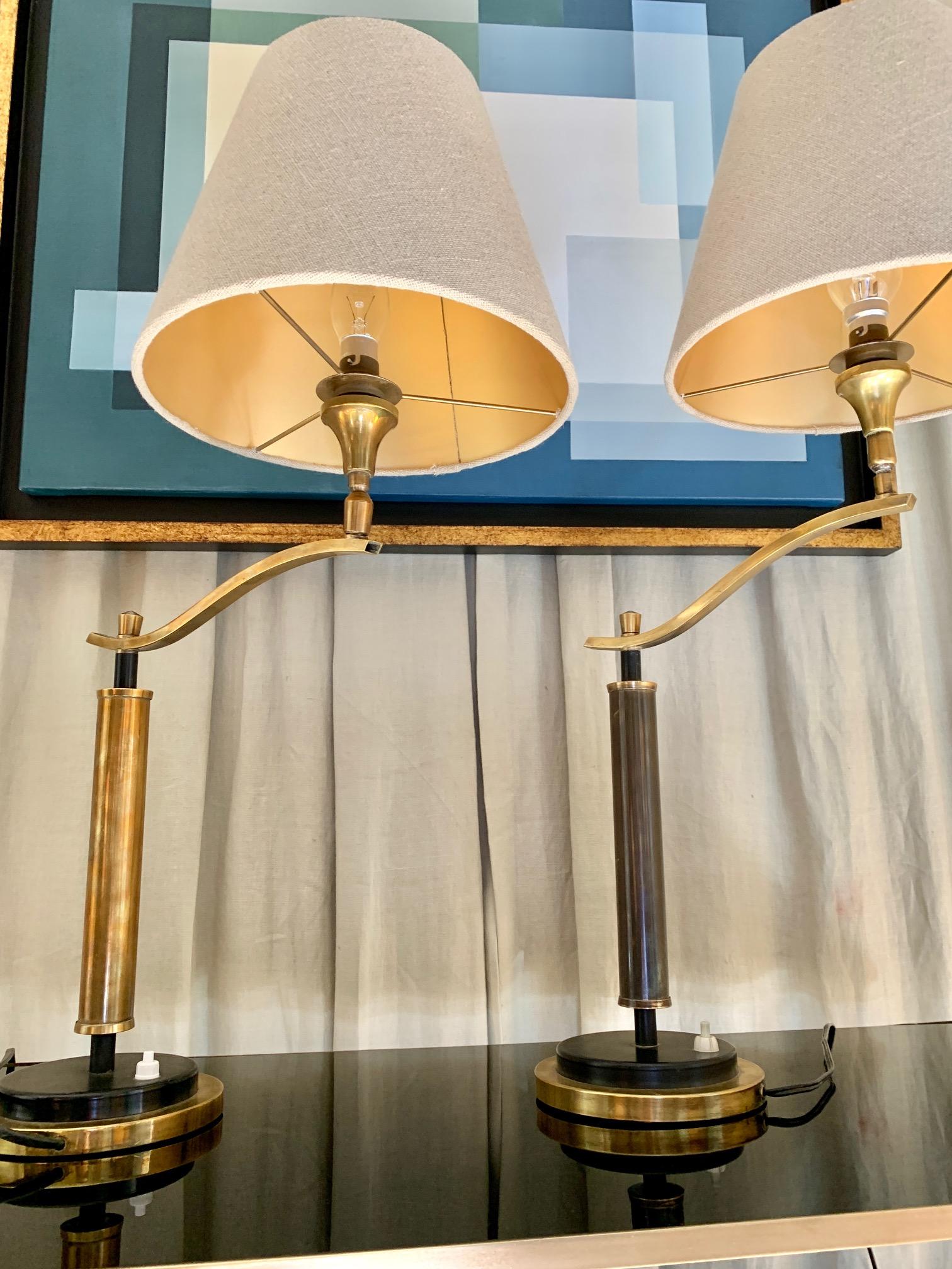 A pair of office lamps from the 50s, its origin is in France according to a design attributed to Robert Mathieu, the lamps are in gilt and lacquered brass, the lampshade can be moved, since it rests on a metal cone that can rotate , the screens are