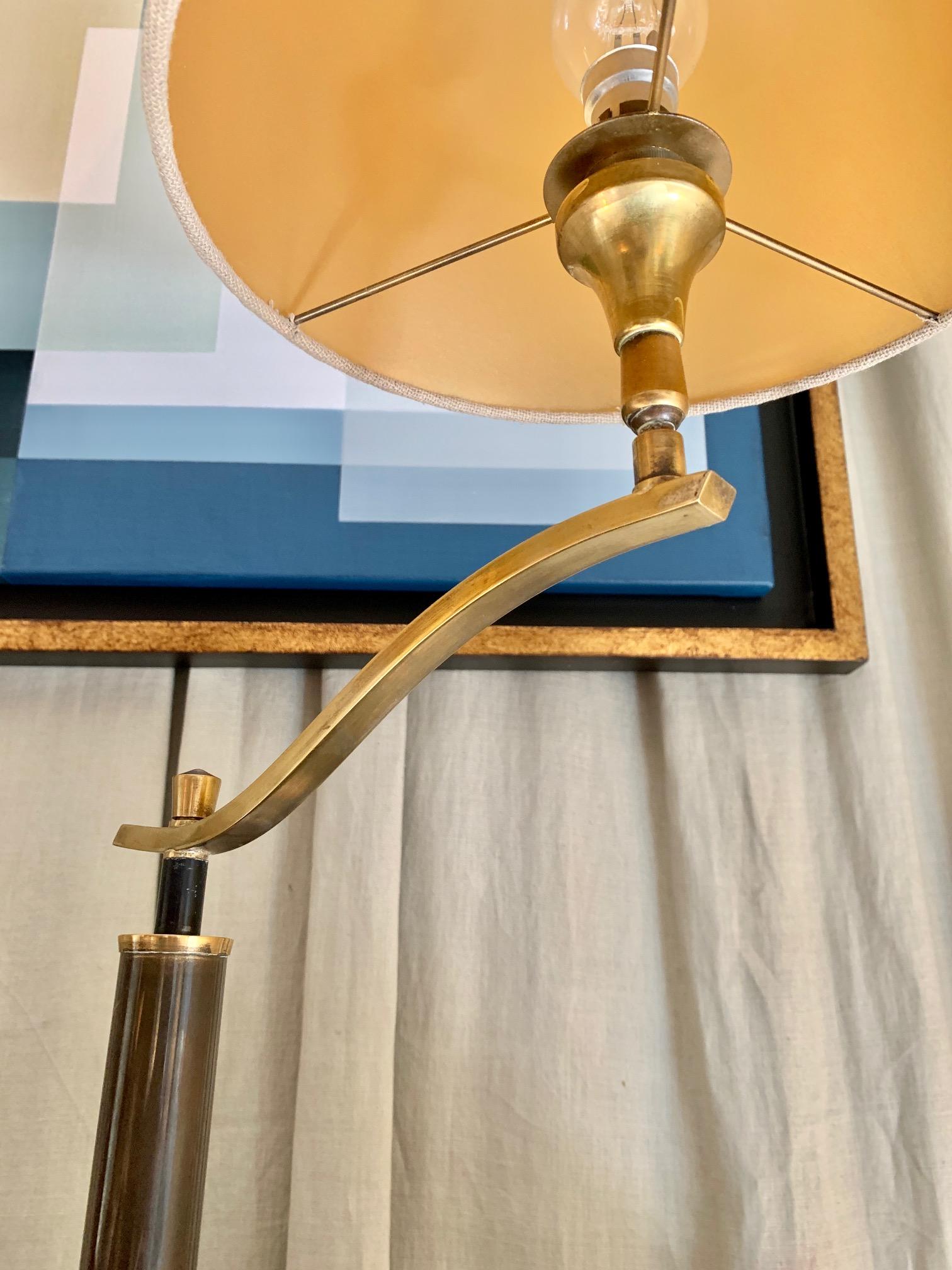 Pair Mid Century French Brass Desk Tablle Lamps by Mathieu In Good Condition For Sale In Madrid, ES