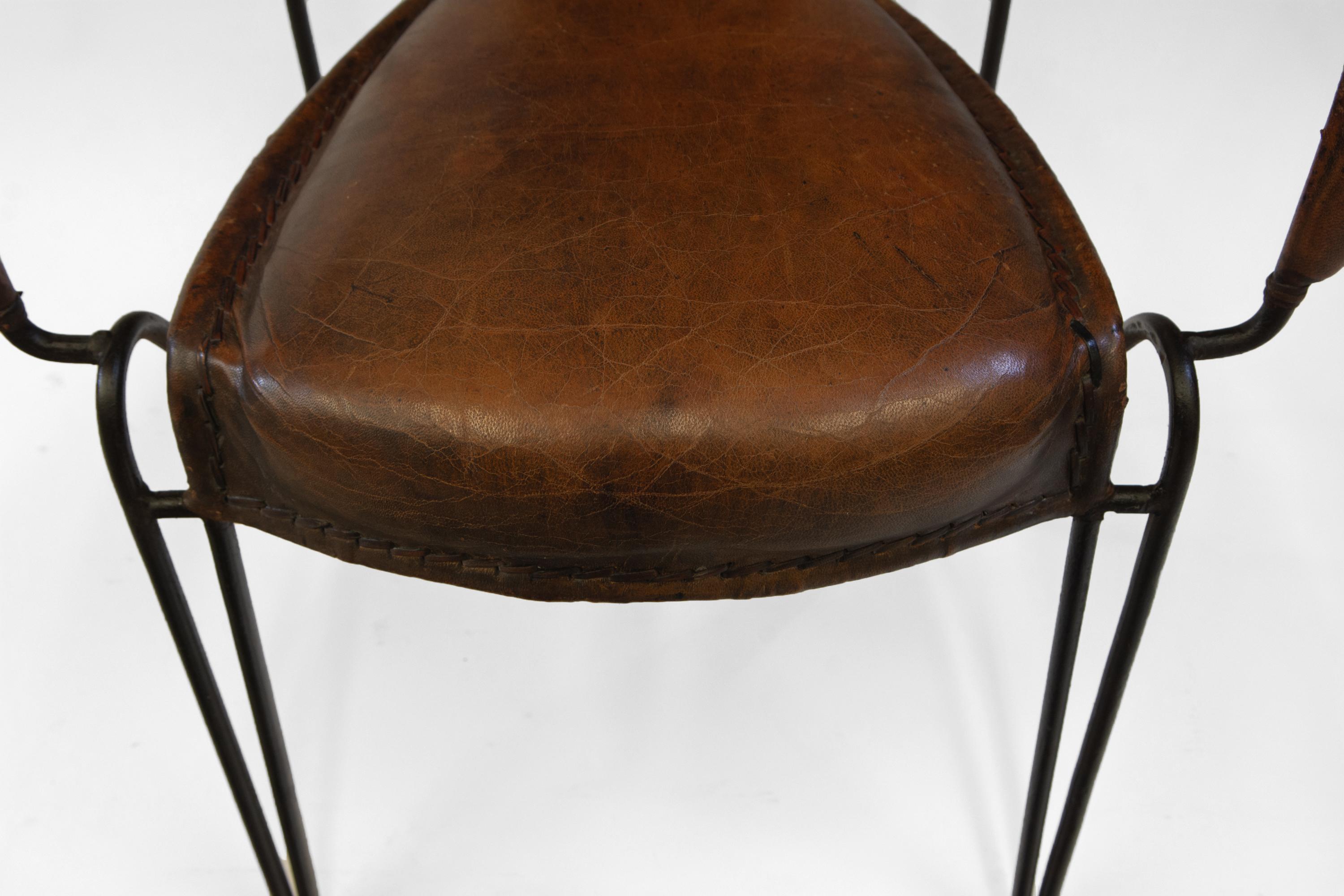 Paire de fauteuils en cuir et fer du milieu du siècle dernier en vente 4