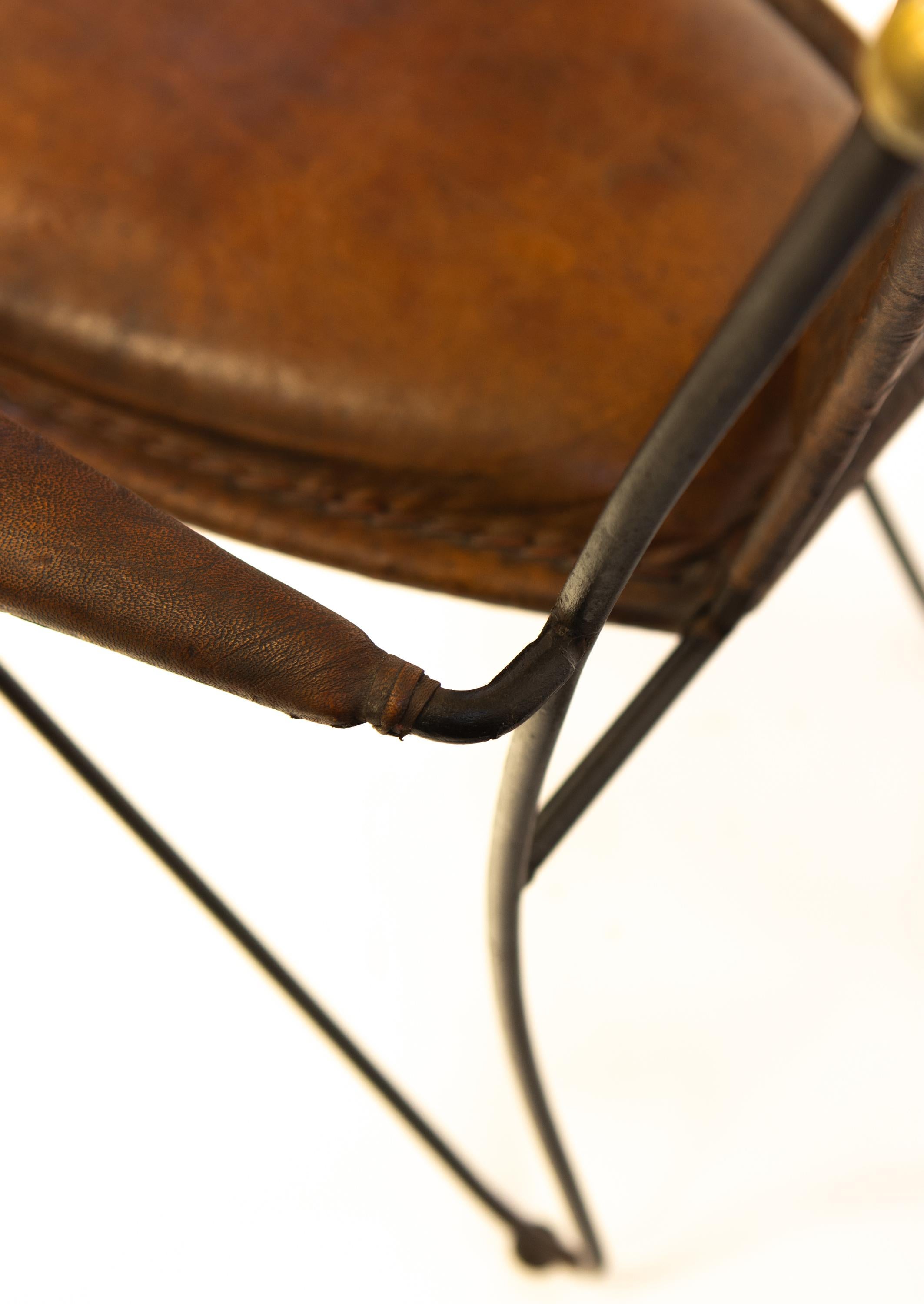 Paire de fauteuils en cuir et fer du milieu du siècle dernier en vente 5