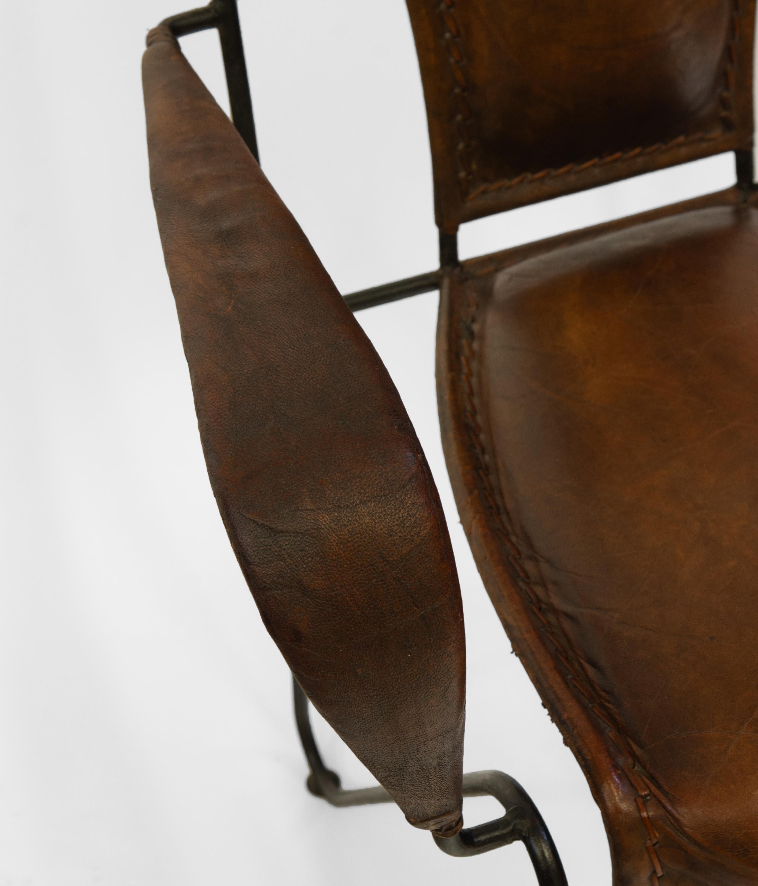 Paire de fauteuils en cuir et fer du milieu du siècle dernier en vente 6