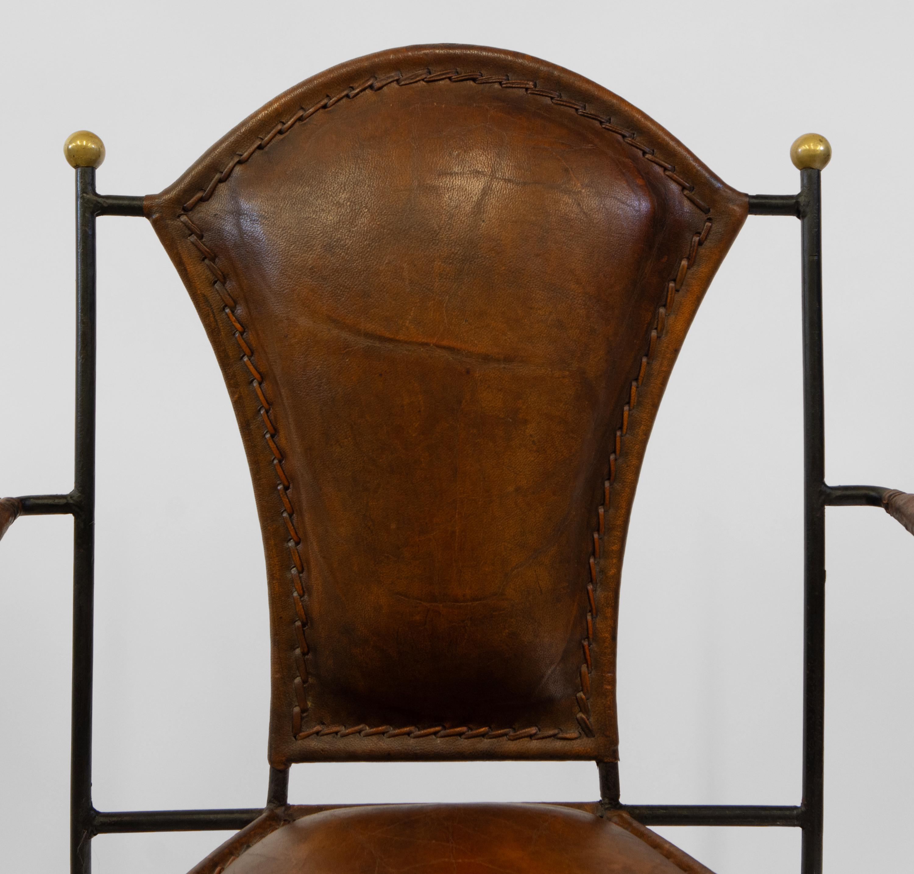 20ième siècle Paire de fauteuils en cuir et fer du milieu du siècle dernier en vente