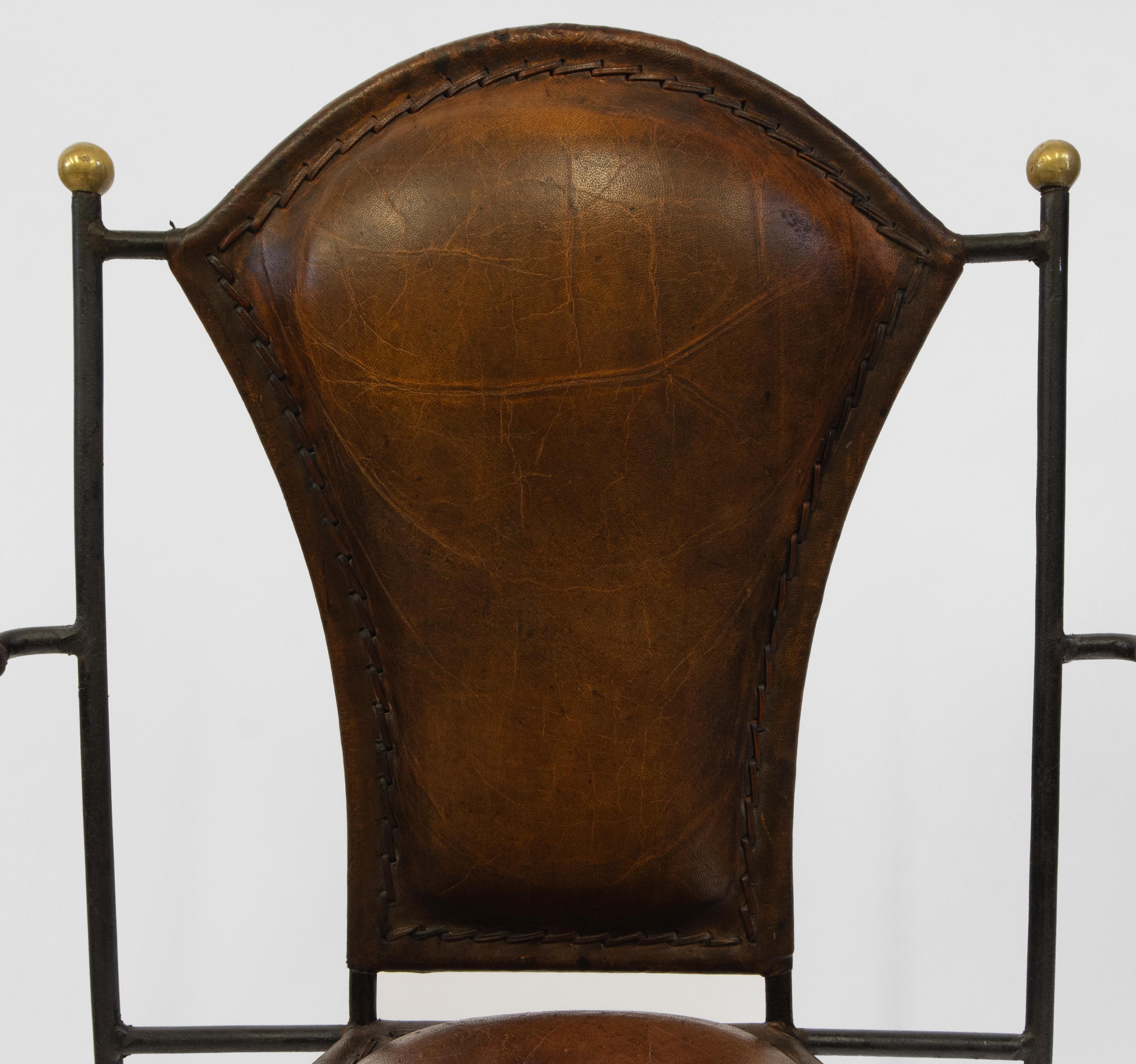 Cuir Paire de fauteuils en cuir et fer du milieu du siècle dernier en vente