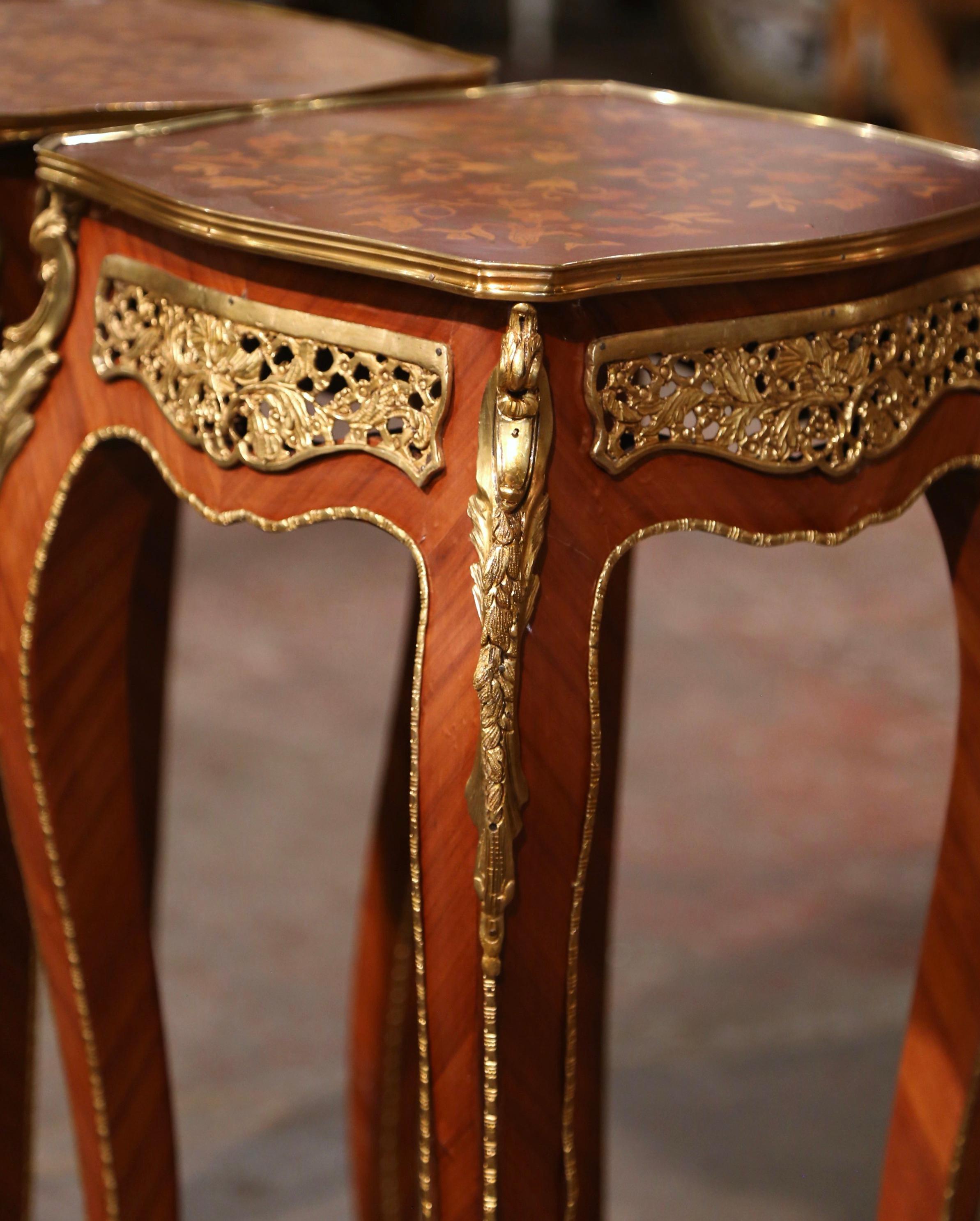 Paire de tables d'appoint en marqueterie et orfèvrerie Louis XV du milieu du siècle dernier en vente 5