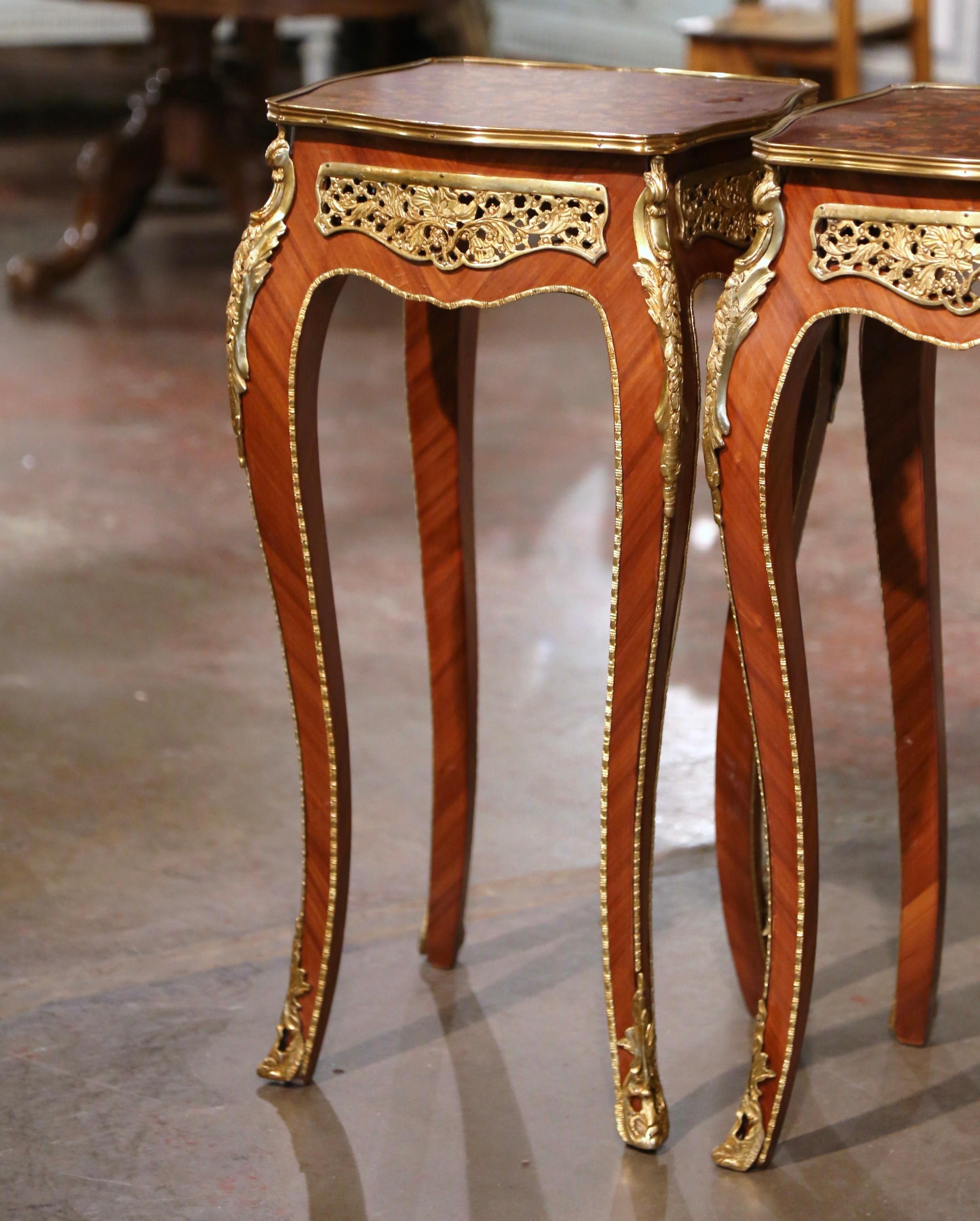 Sculpté à la main Paire de tables d'appoint en marqueterie et orfèvrerie Louis XV du milieu du siècle dernier en vente