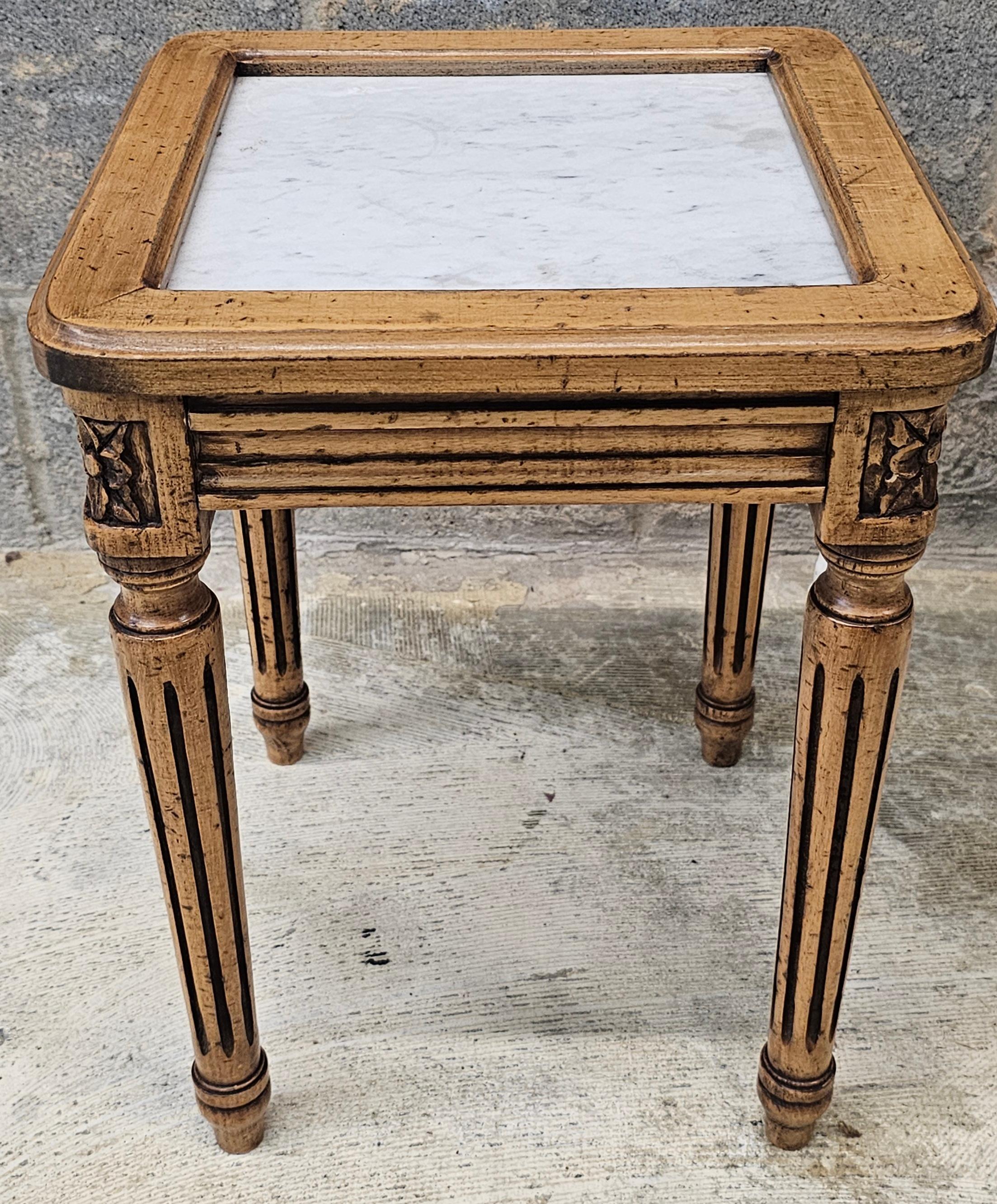 Coppia di tavolini in stile francese della metà del secolo, in legno e marmo, con supporto per candele In condizioni buone in vendita a Germantown, MD