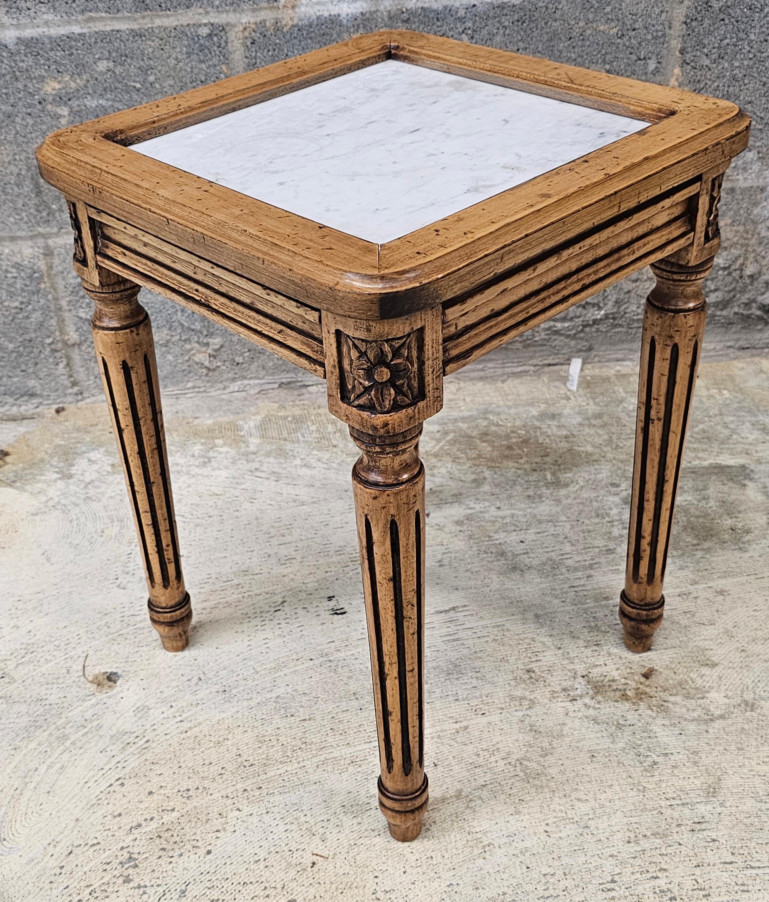 XX secolo Coppia di tavolini in stile francese della metà del secolo, in legno e marmo, con supporto per candele in vendita