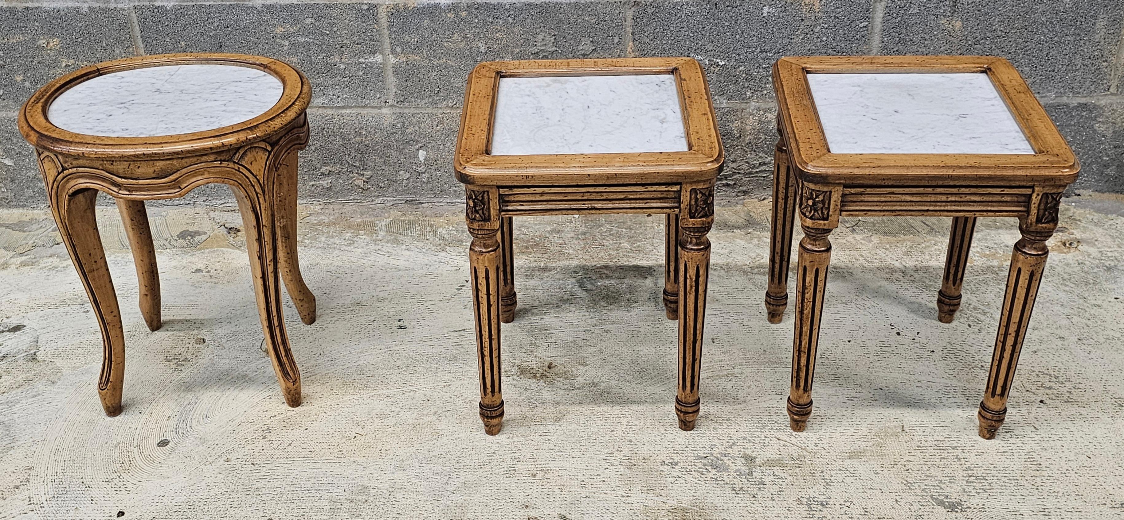 Coppia di tavolini in stile francese della metà del secolo, in legno e marmo, con supporto per candele in vendita 1