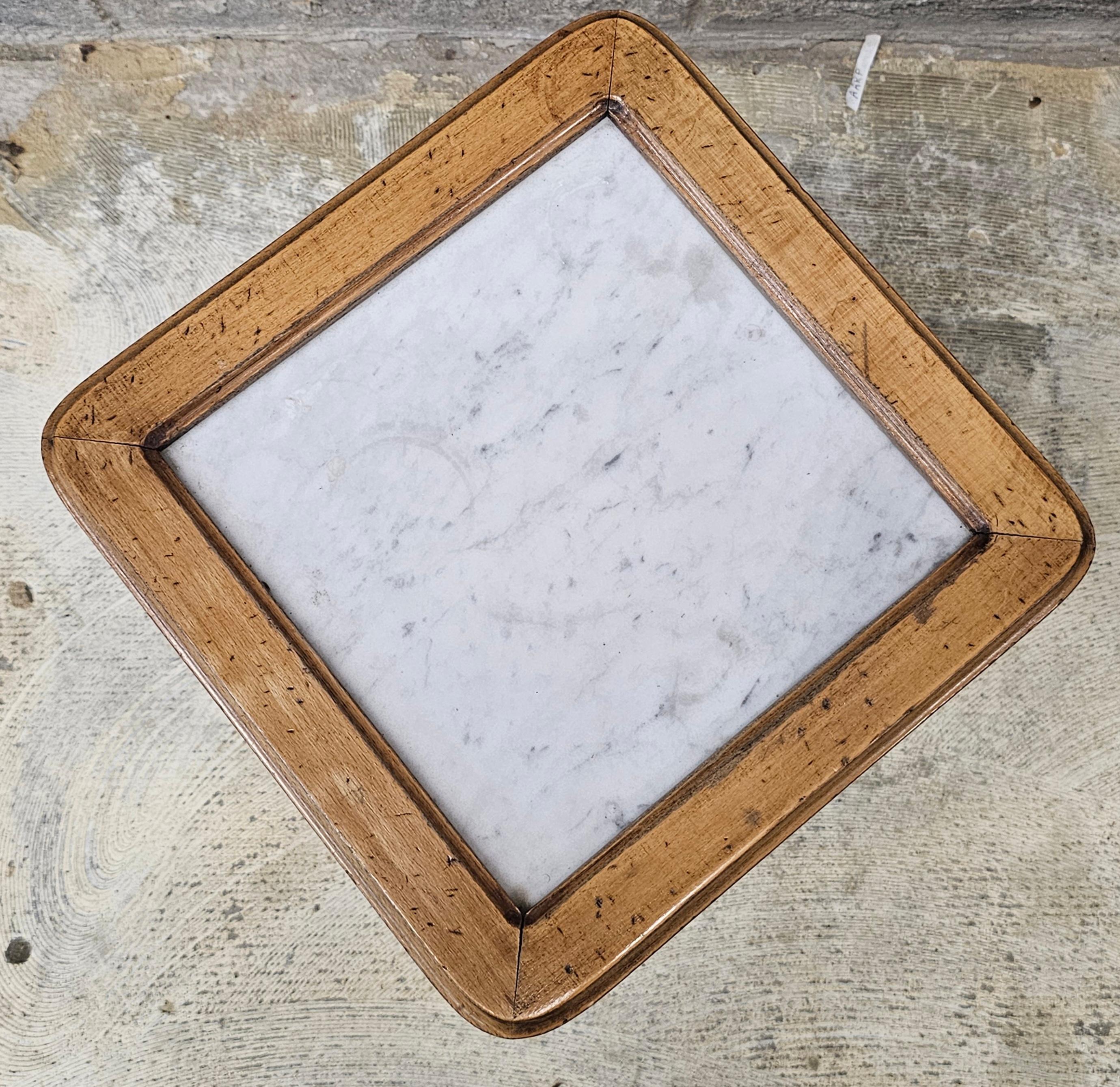 Coppia di tavolini in stile francese della metà del secolo, in legno e marmo, con supporto per candele in vendita 2