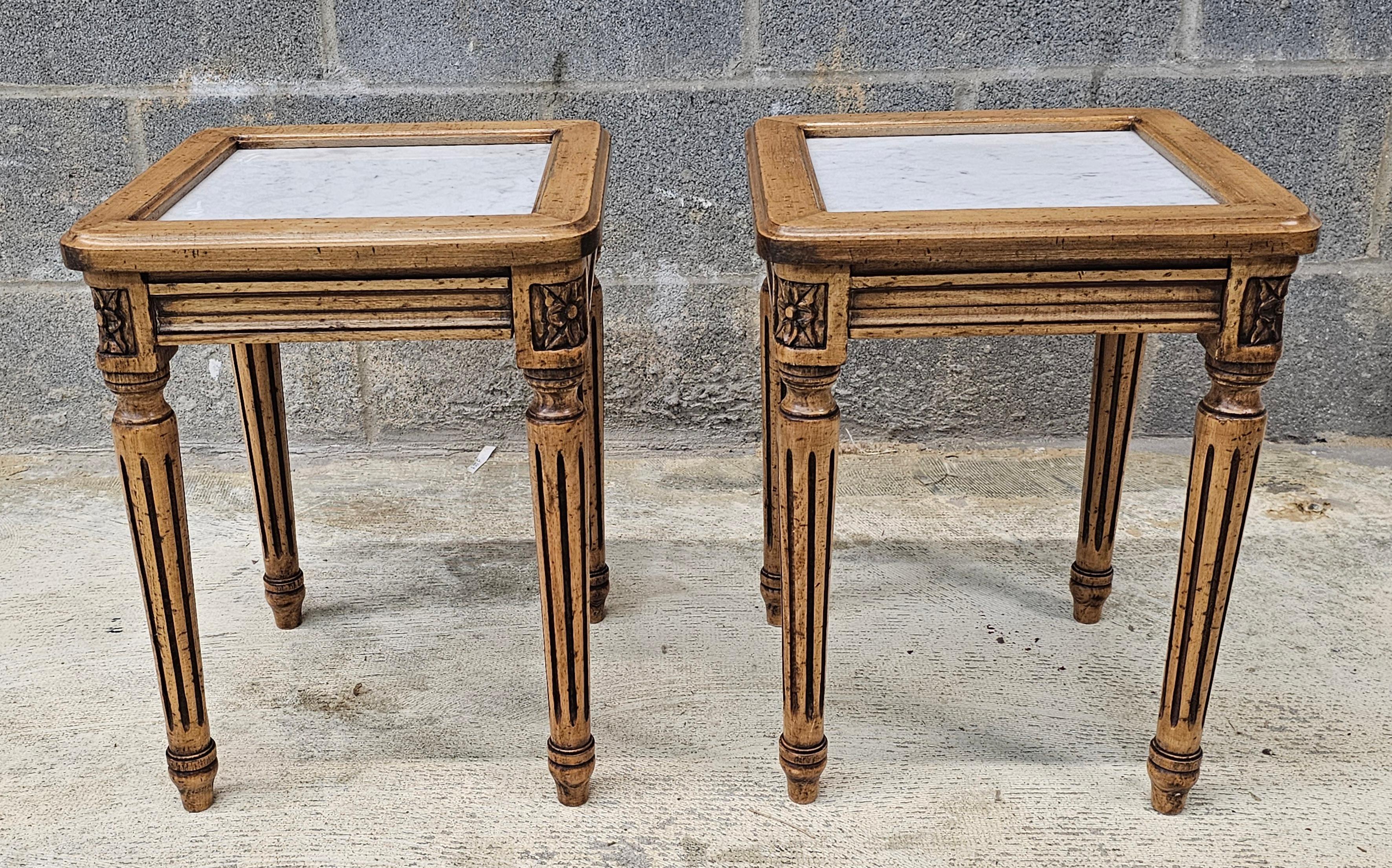 Coppia di portacandele / tavolini in stile francese della metà del secolo scorso, in legno di frutta e con inserti in marmo
Misura 13