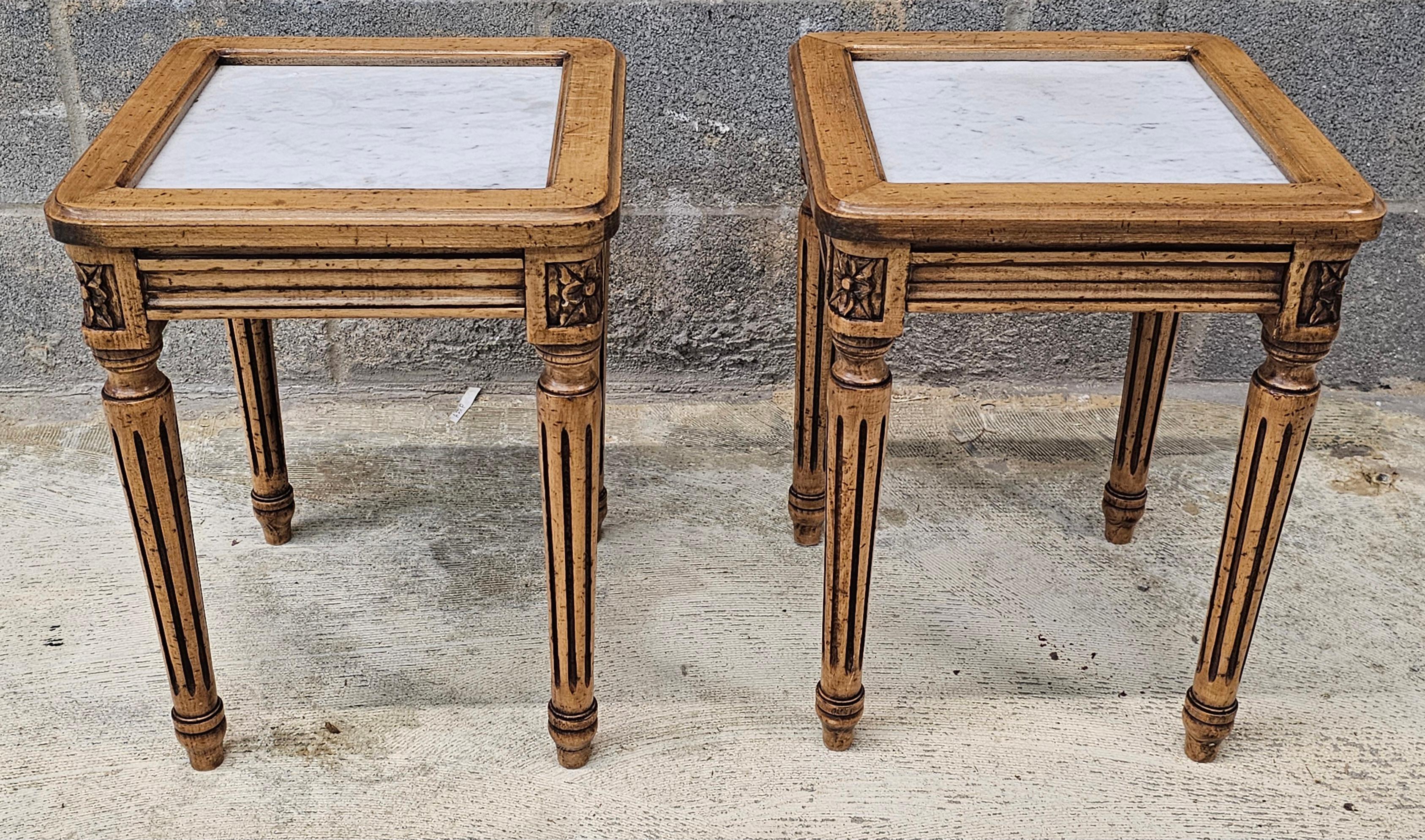 Mid-Century moderno Coppia di tavolini in stile francese della metà del secolo, in legno e marmo, con supporto per candele in vendita