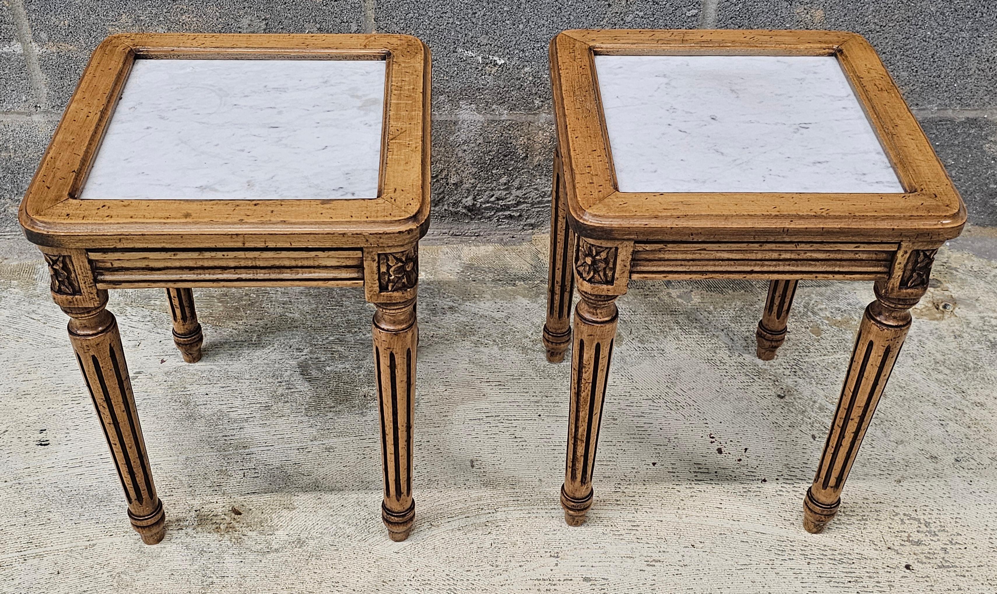Americano Coppia di tavolini in stile francese della metà del secolo, in legno e marmo, con supporto per candele in vendita