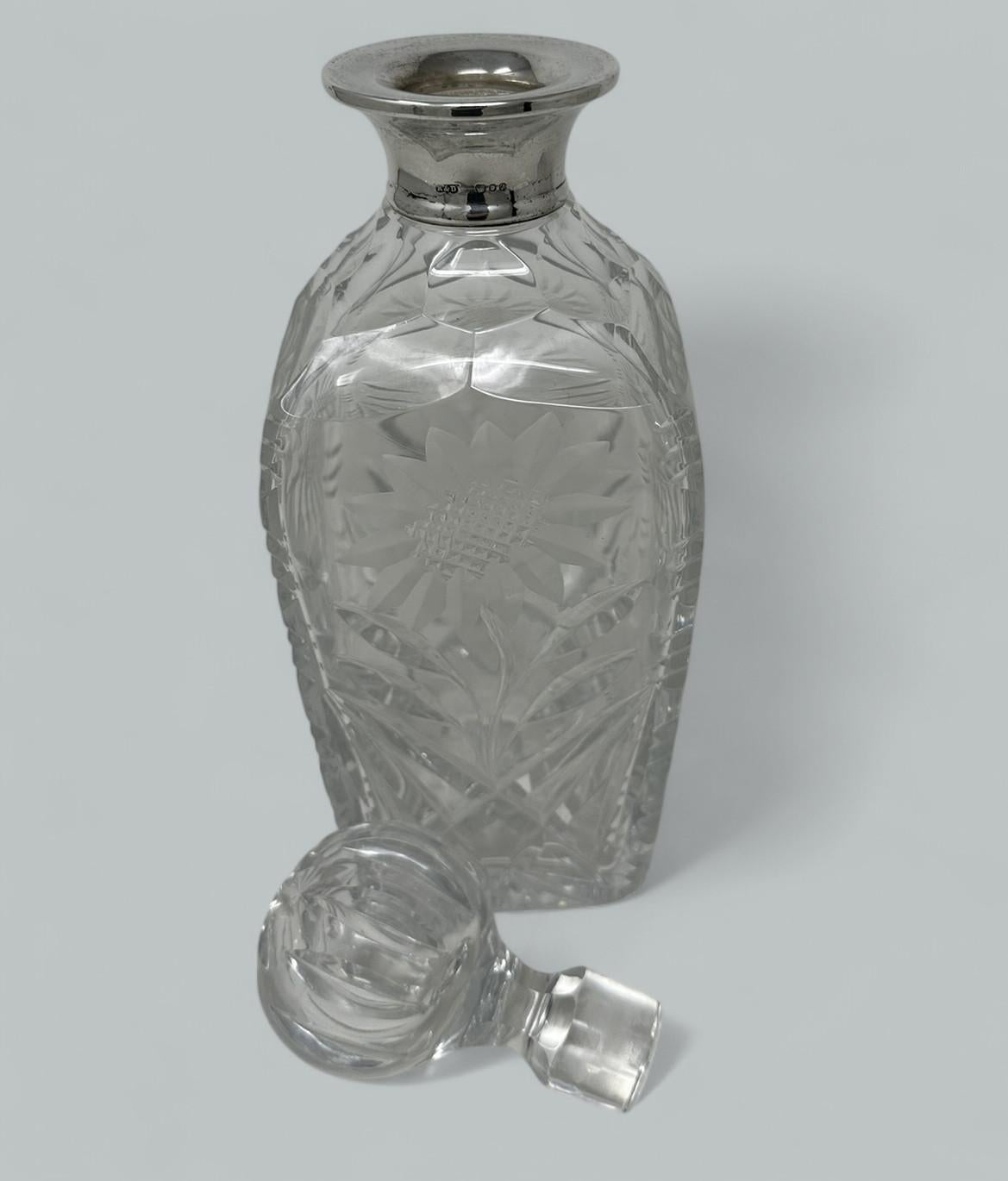 Sculpté à la main Paire de carafes à vin Spirits du milieu du siècle en cristal et argent sterling, 1966 en vente