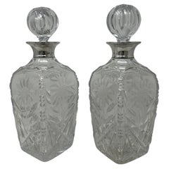 Coppia di decanter da vino per liquori in cristallo al piombo e argento della metà del secolo scorso, 1966
