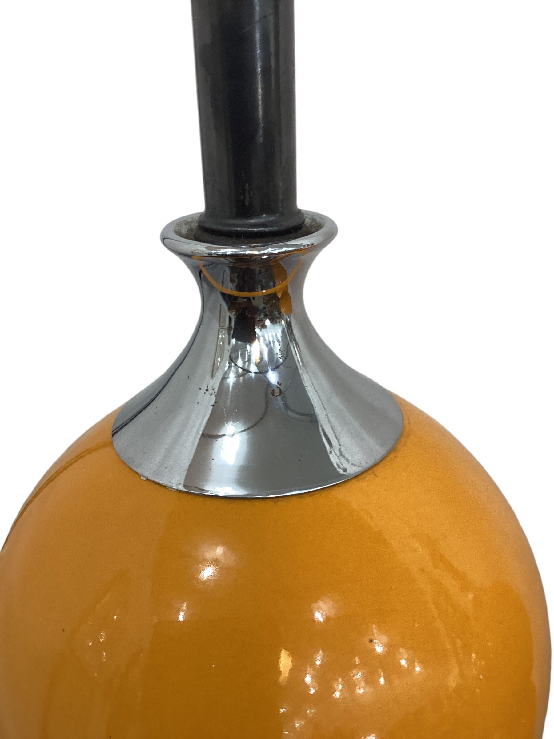 Paire de lampes à boule empilée en forme de chenille orange du milieu du siècle dans le style de George Kovacs. Les lampes sont montées sur des bases circulaires chromées. Elle ont été recâblées. Mesure 22