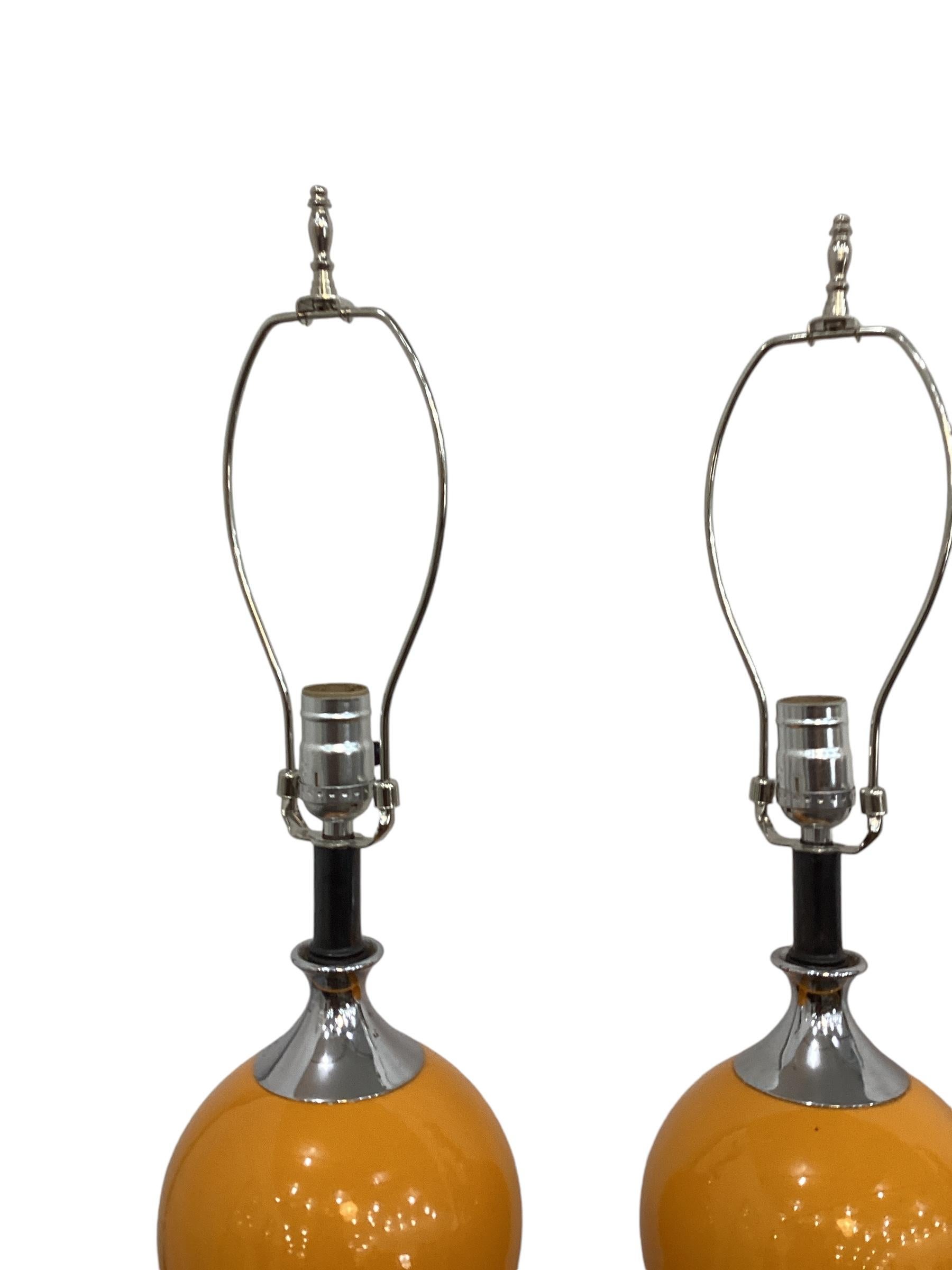 Paire de lampes orange à boules empilées de style George Kovacs du milieu du siècle dernier Bon état - En vente à Chapel Hill, NC