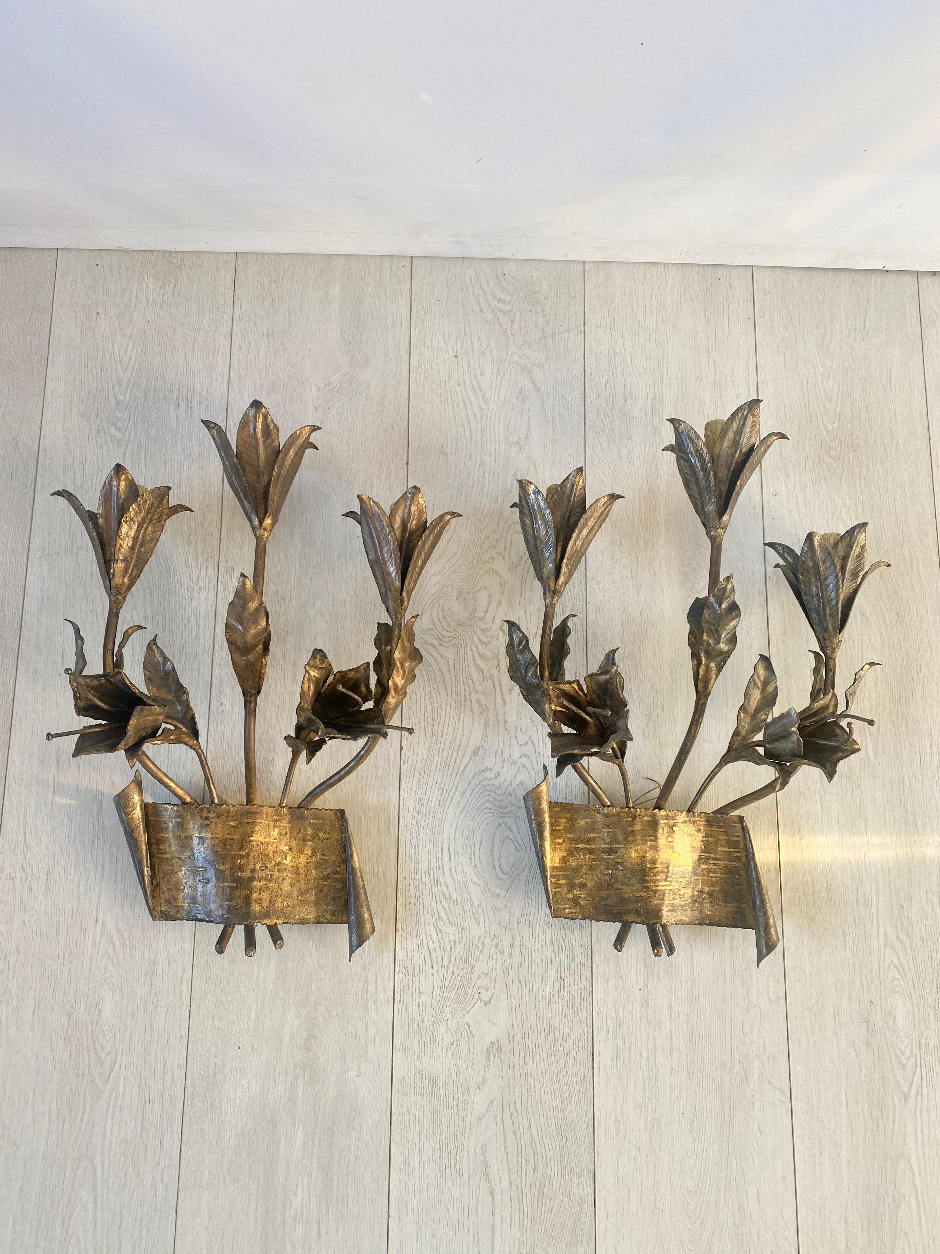 Beautiful pair of gilt metal wall sconces from Spain c1950

3 lights per sconce set within the top 3 flowers

Measure 52cm tall, 33cm wide and 21cm deep.