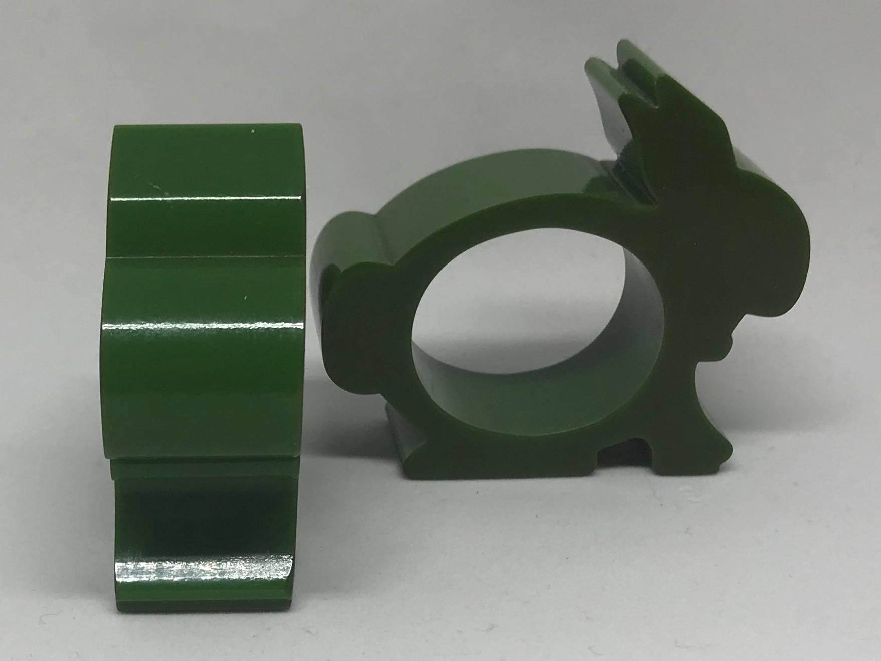 Pair of Midcentury Green Bakelite Bunny Napkin Rings In Excellent Condition In New York, NY