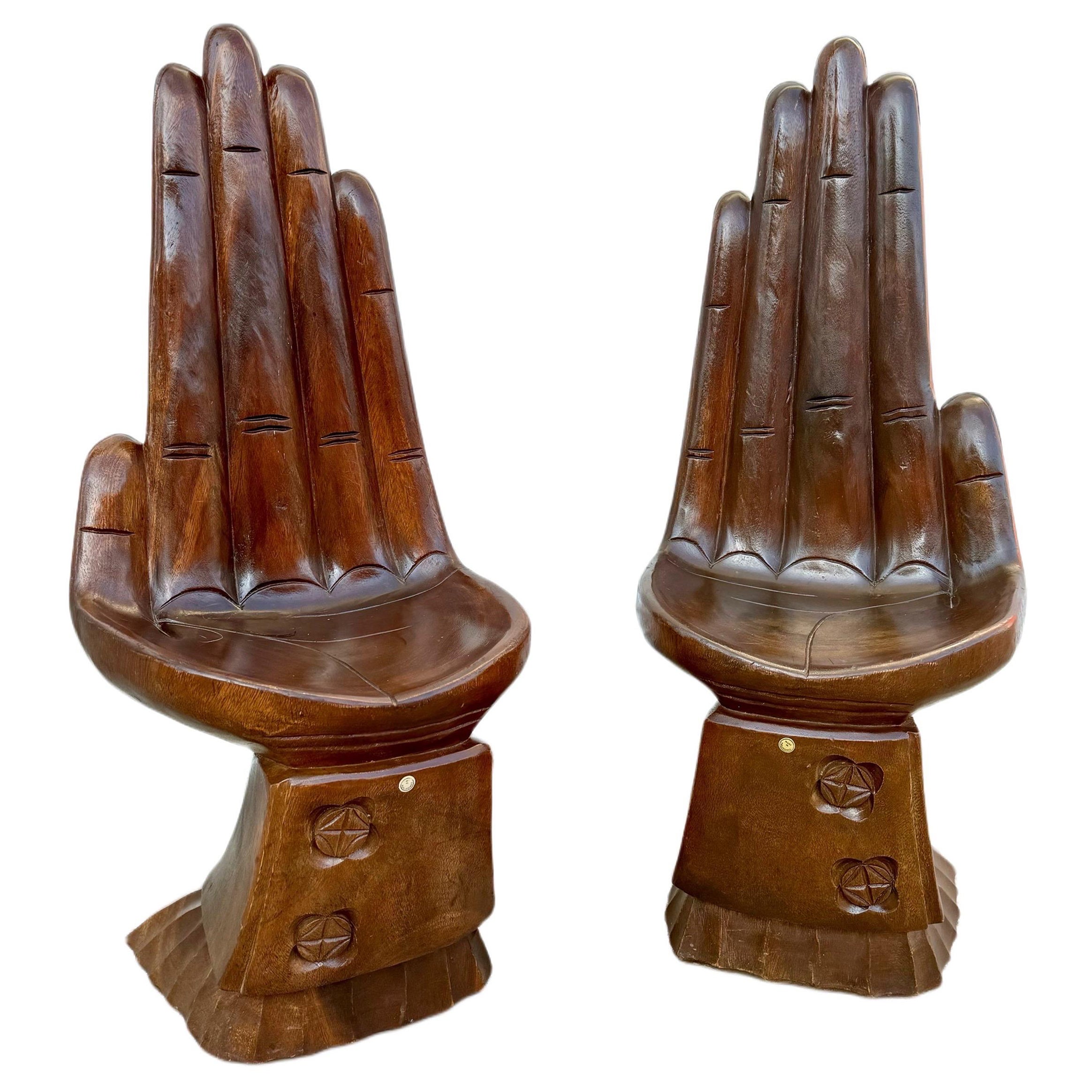 Paar handgeschnitzte Acacia-Holz-Handhocker/Kinderstuhl aus der Mitte des Jahrhunderts im Angebot