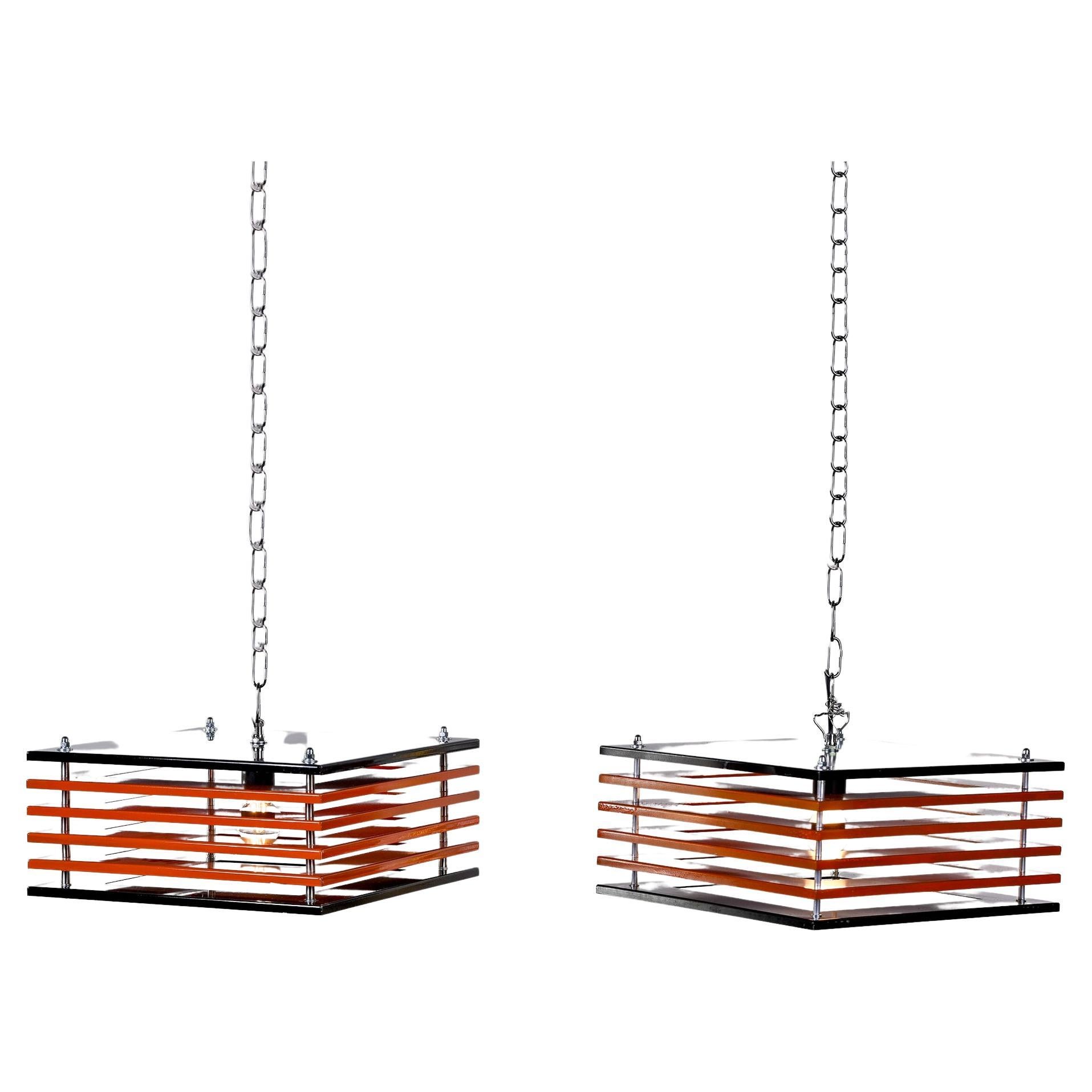 Paire de lampes à suspension italiennes carrées en métal noir et orange du milieu du siècle dernier