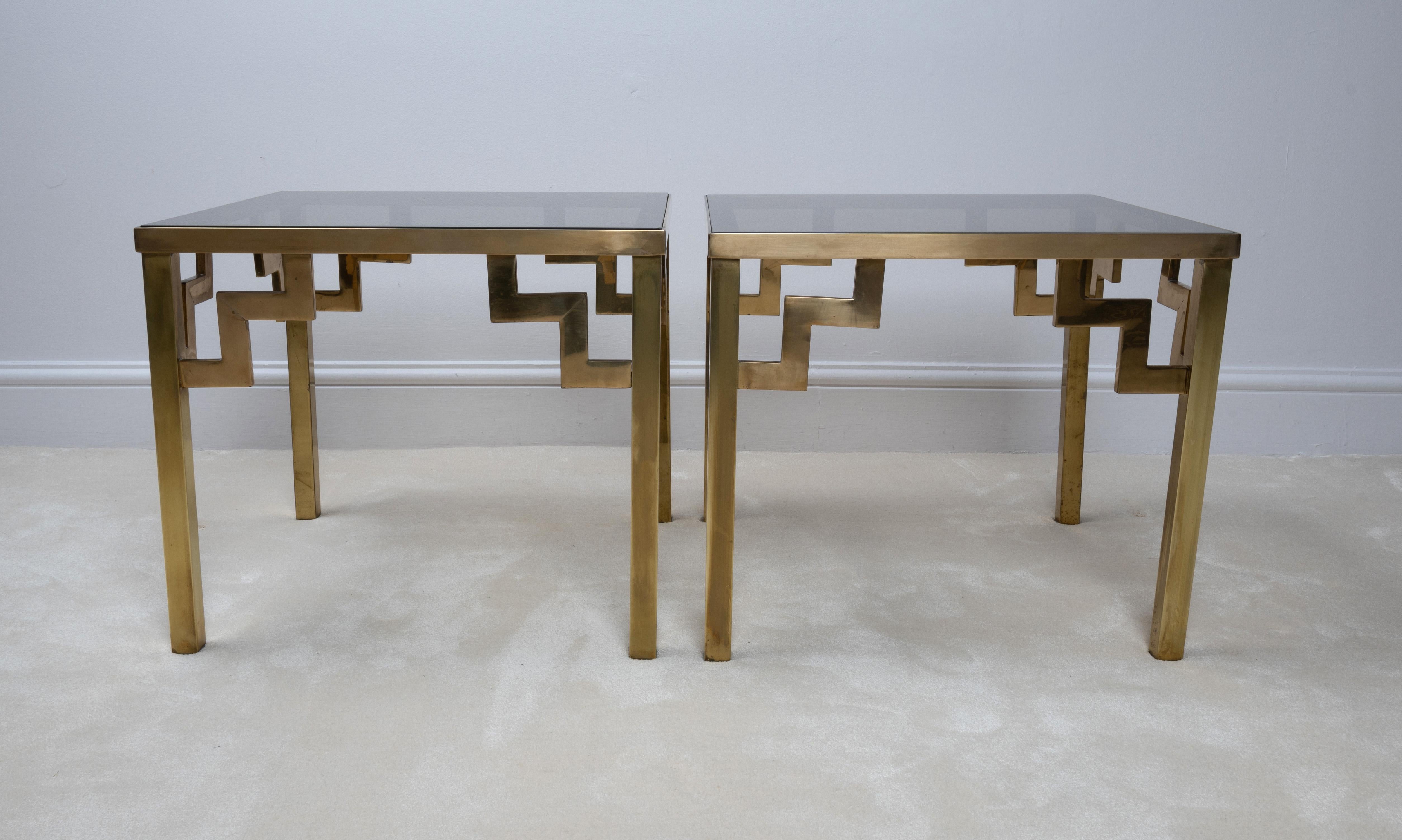 Pareja de Mesas Auxiliares de Llave Griega de Latón y Vidrio Ahumado Italianas de Mediados de Siglo C.1970 en venta 4