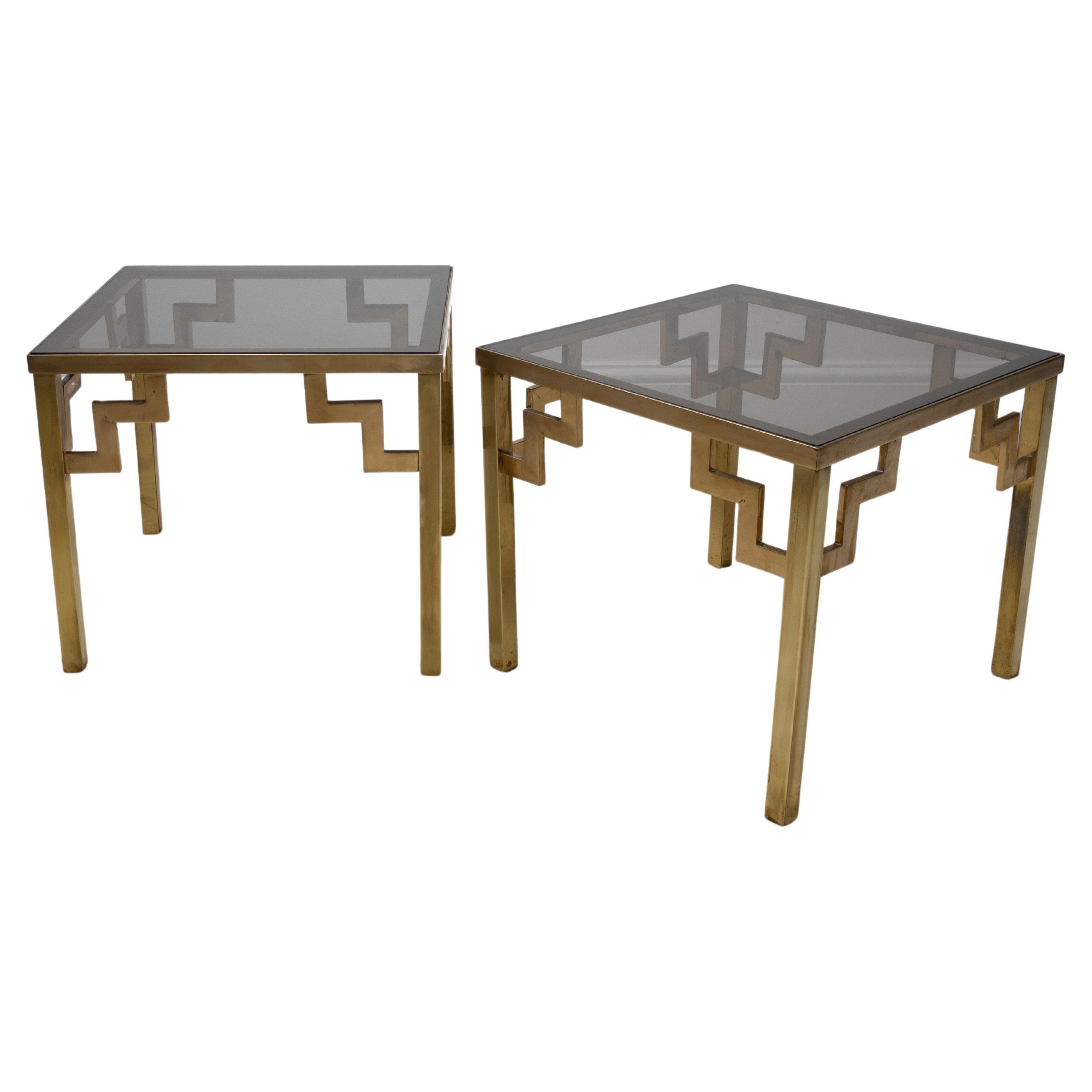 Pareja de Mesas Auxiliares de Llave Griega de Latón y Vidrio Ahumado Italianas de Mediados de Siglo C.1970 Neoclásico en venta