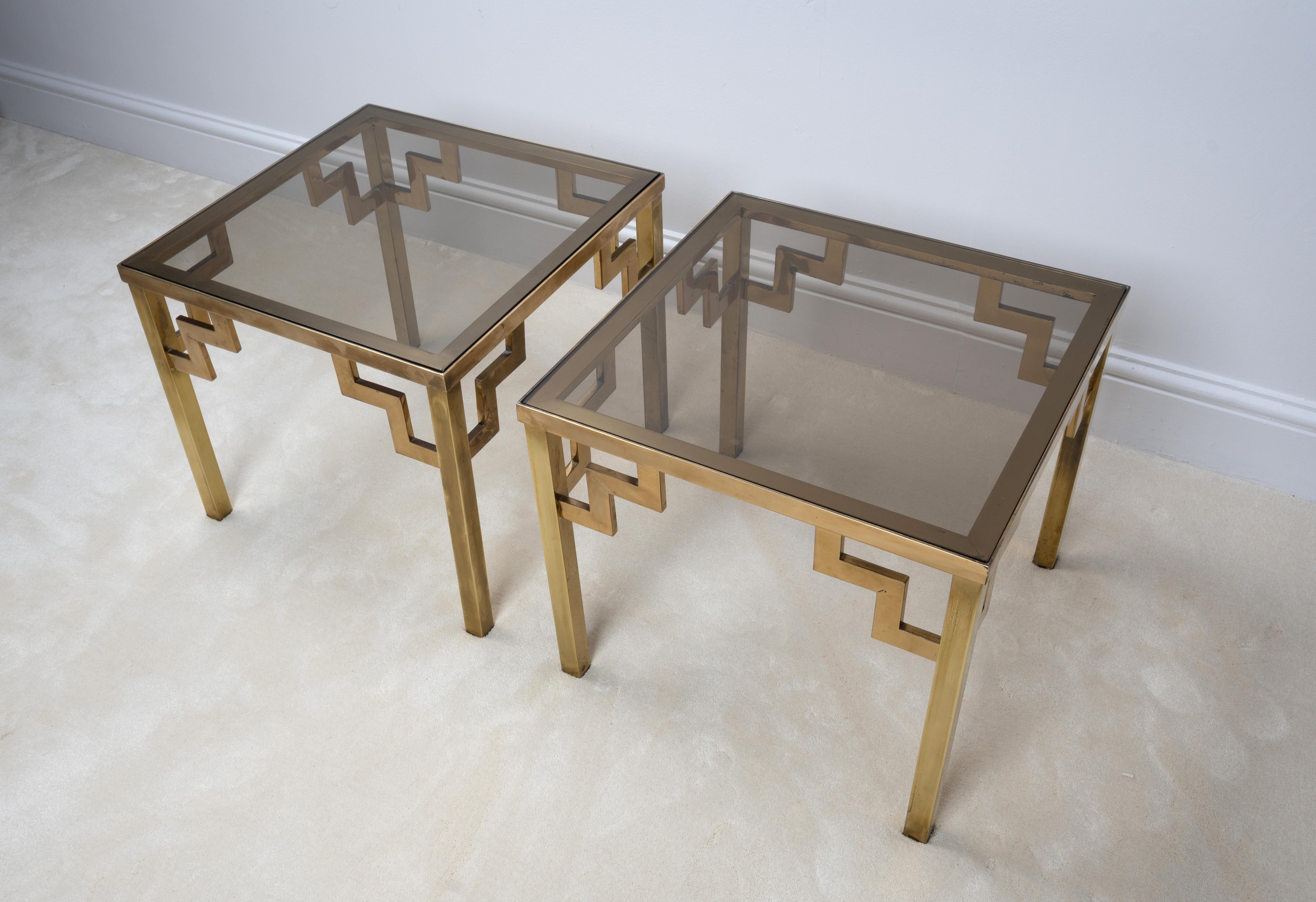 Pareja de Mesas Auxiliares de Llave Griega de Latón y Vidrio Ahumado Italianas de Mediados de Siglo C.1970 Italiano en venta