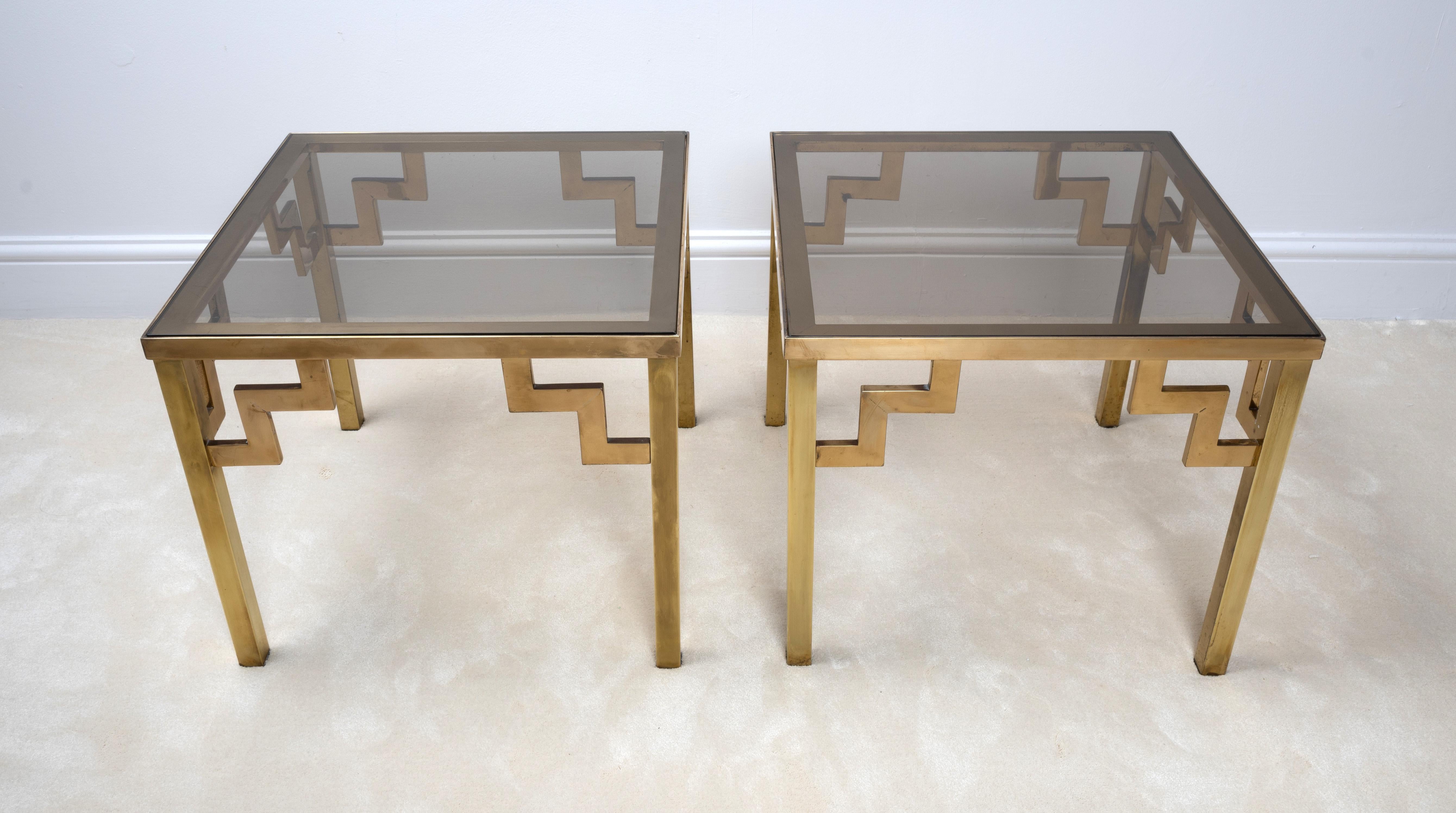 Pareja de Mesas Auxiliares de Llave Griega de Latón y Vidrio Ahumado Italianas de Mediados de Siglo C.1970 en Bueno estado para la venta en London, GB