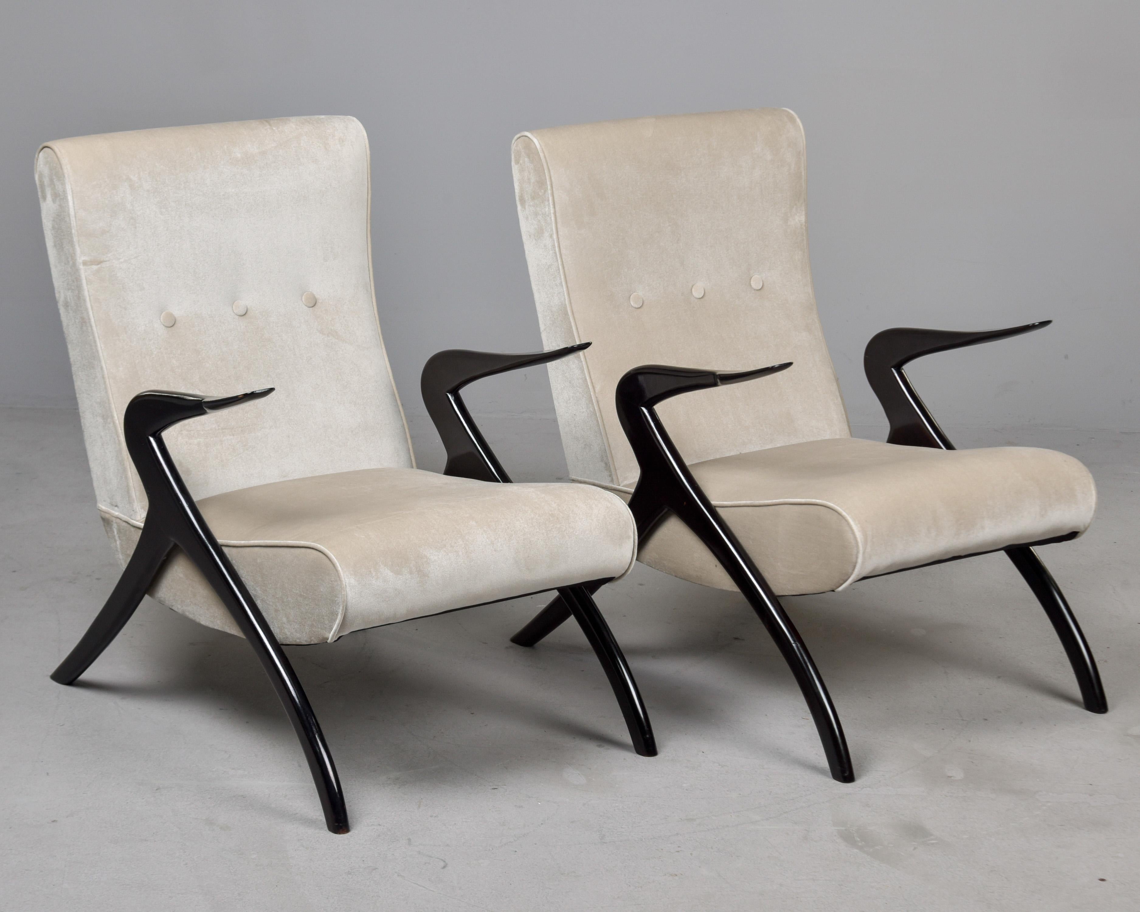 Paar italienische Stühle aus der Mitte des Jahrhunderts mit ebonisierten Gestellen und neuem Samt im Angebot 3