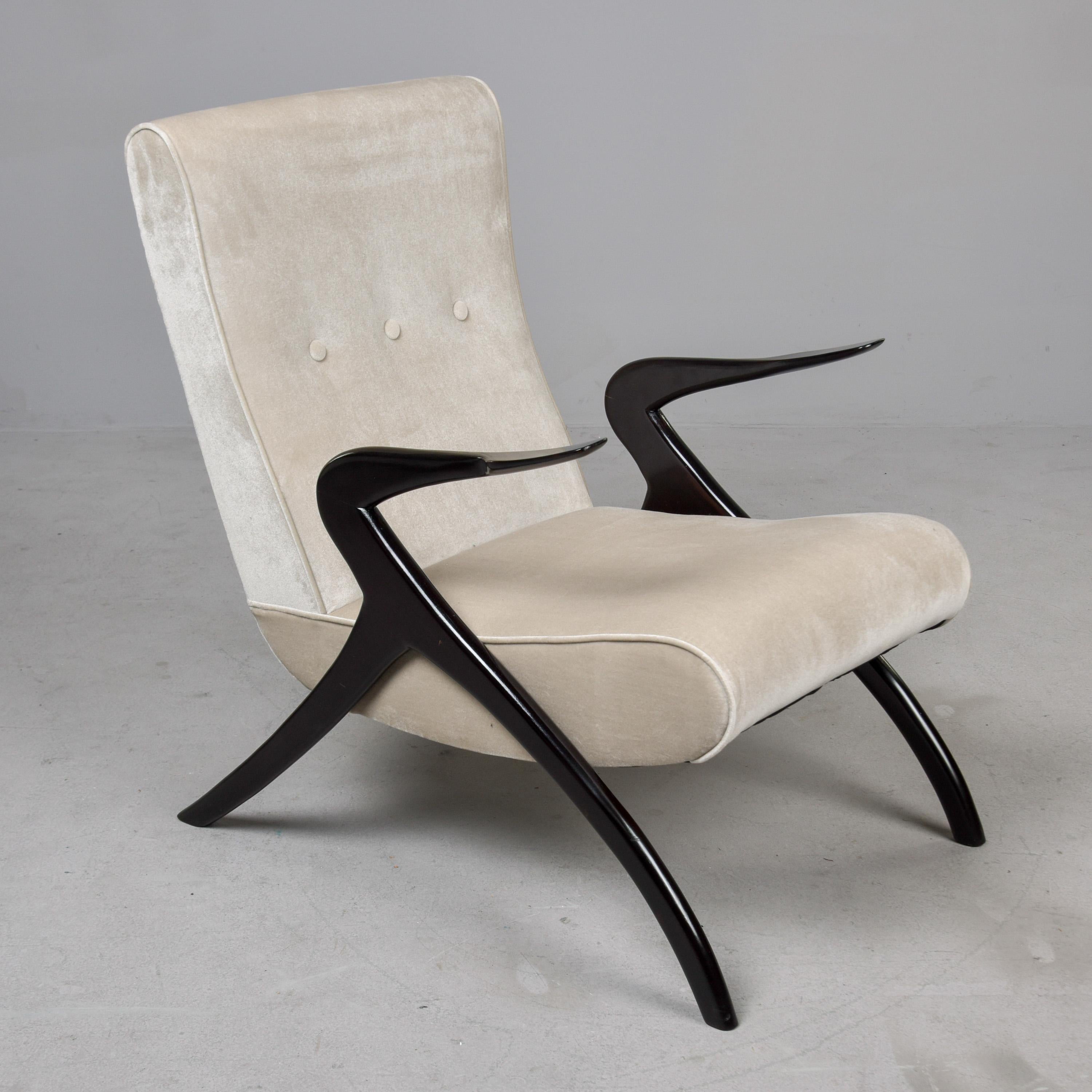 Paar italienische Stühle aus der Mitte des Jahrhunderts mit ebonisierten Gestellen und neuem Samt im Angebot 4