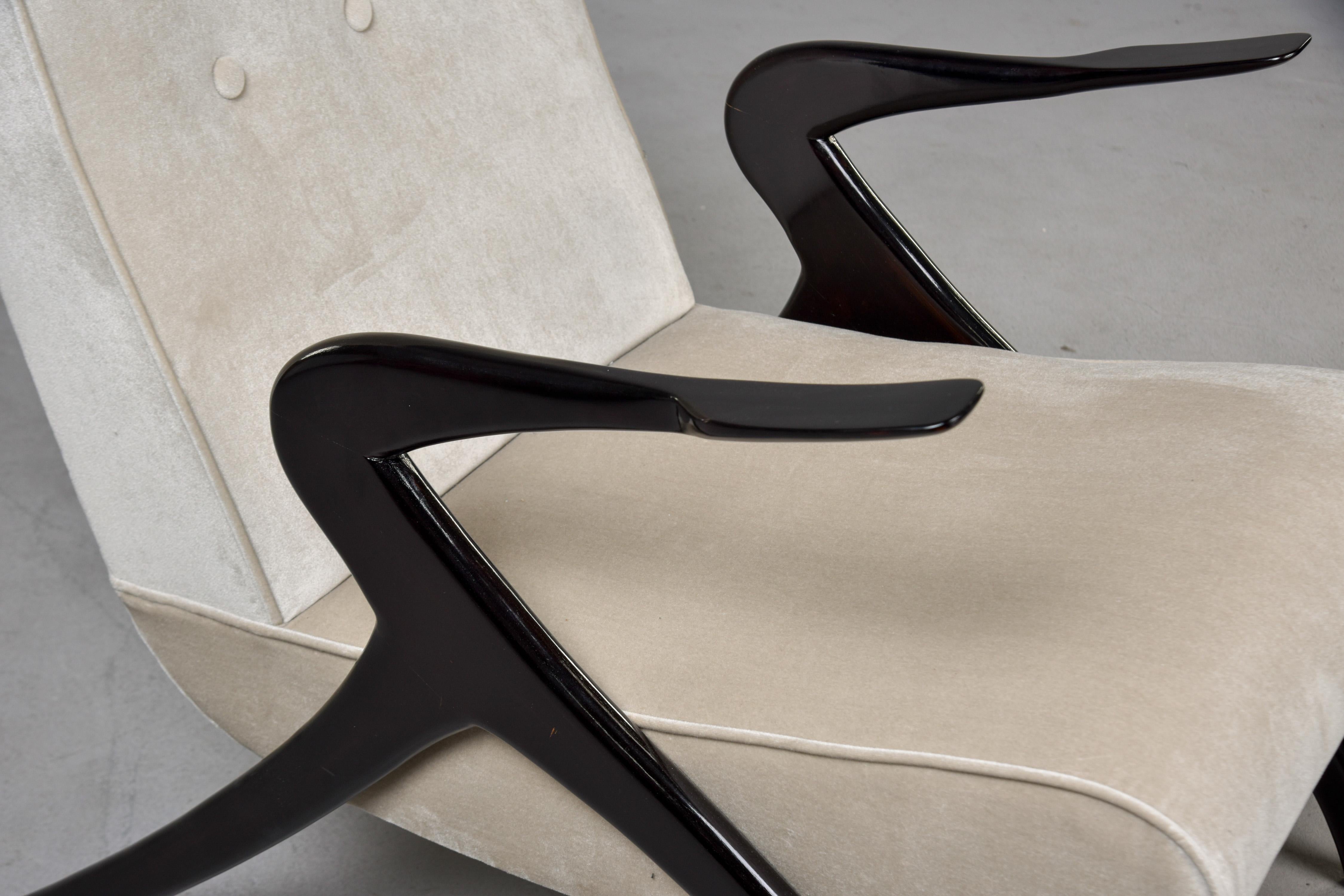 Paar italienische Stühle aus der Mitte des Jahrhunderts mit ebonisierten Gestellen und neuem Samt im Angebot 5