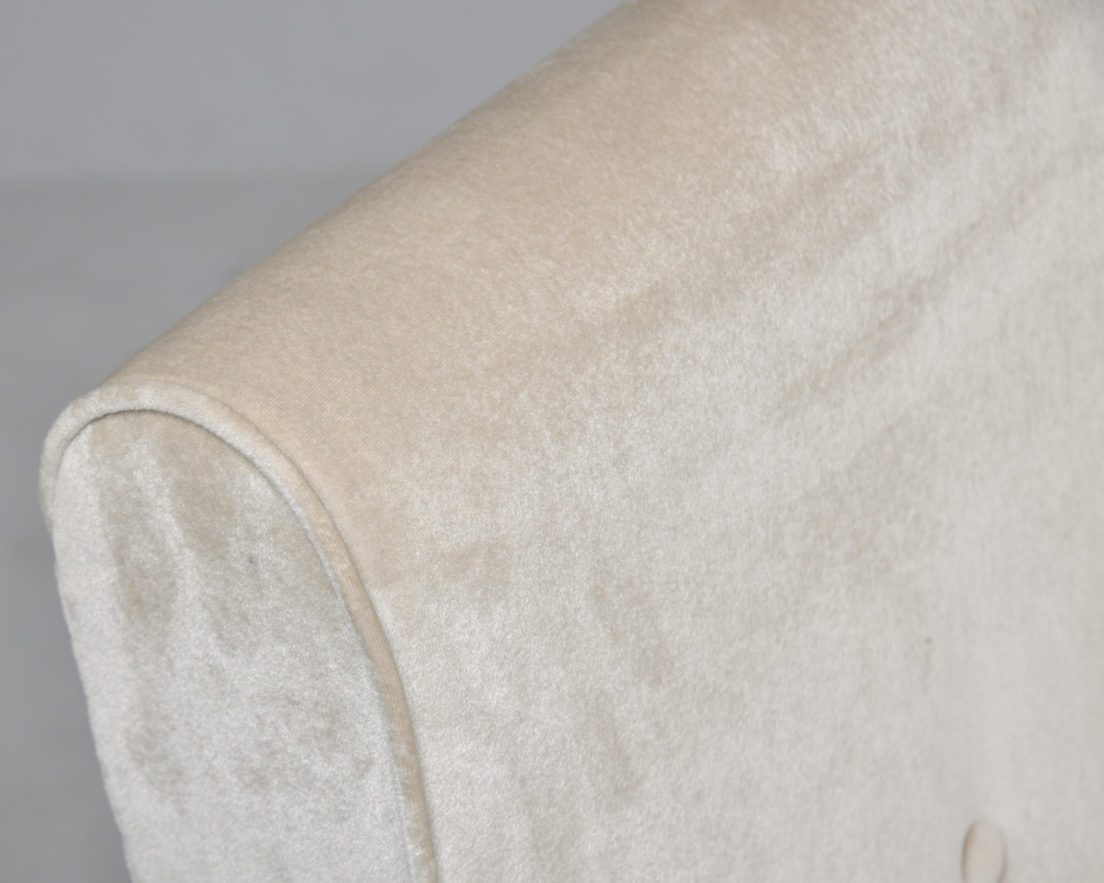 Paar italienische Stühle aus der Mitte des Jahrhunderts mit ebonisierten Gestellen und neuem Samt im Angebot 6