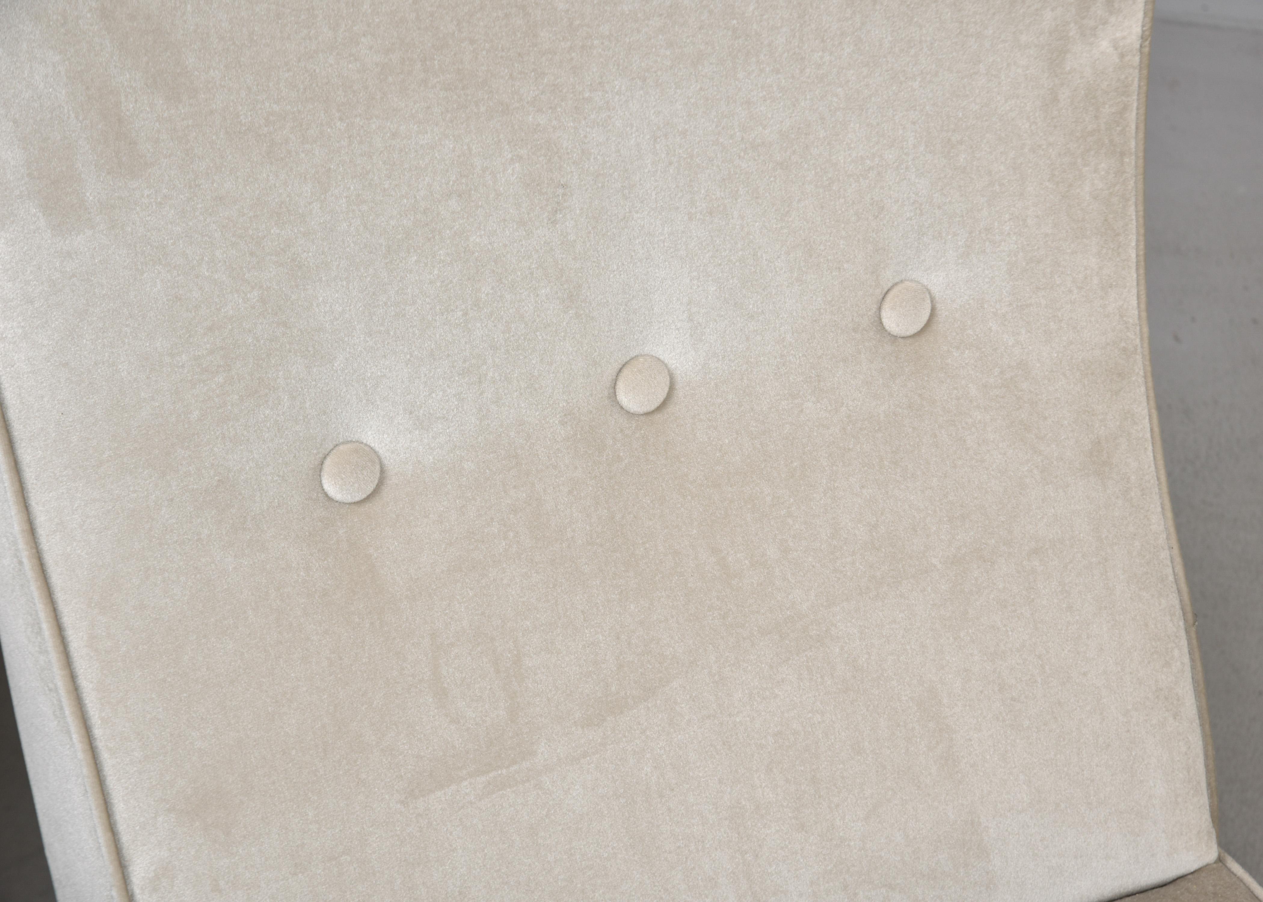 Paar italienische Stühle aus der Mitte des Jahrhunderts mit ebonisierten Gestellen und neuem Samt im Angebot 7