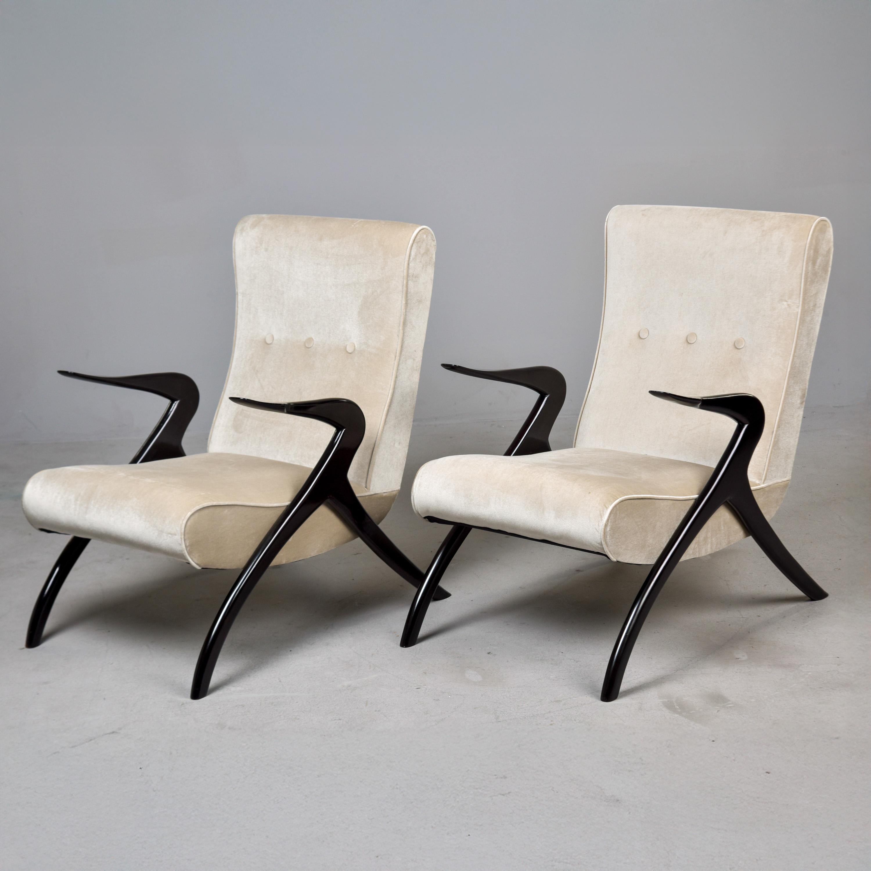 Dieses Paar Vintage-Sessel wurde in Italien gefunden und stammt aus den 1950er Jahren. Schwarze abgewinkelte Rahmen und Armlehnen mit neu gepolsterten Sitzen und Rückenlehnen. Der Stoff wurde von dem italienischen Händler ausgewählt, bei dem wir sie