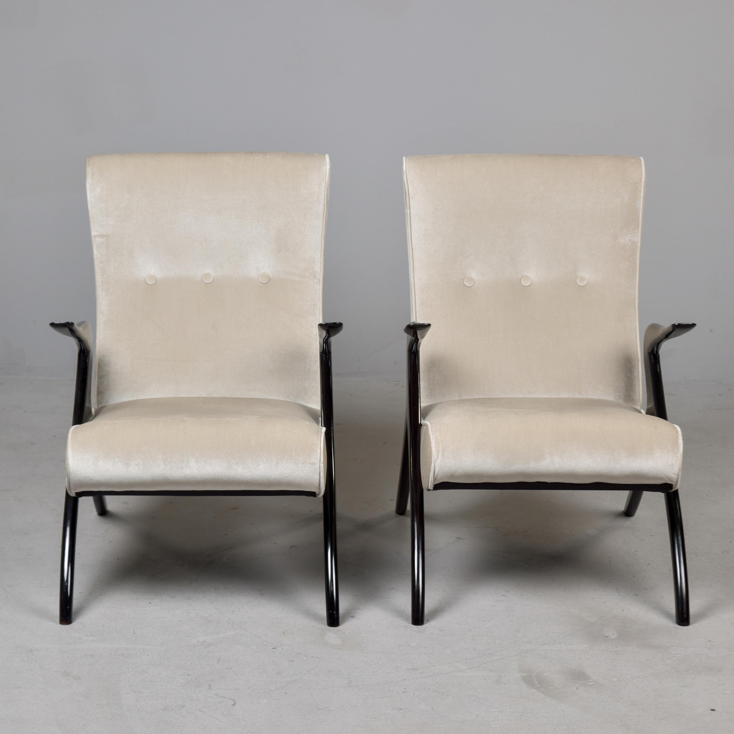 Paar italienische Stühle aus der Mitte des Jahrhunderts mit ebonisierten Gestellen und neuem Samt (Moderne der Mitte des Jahrhunderts) im Angebot