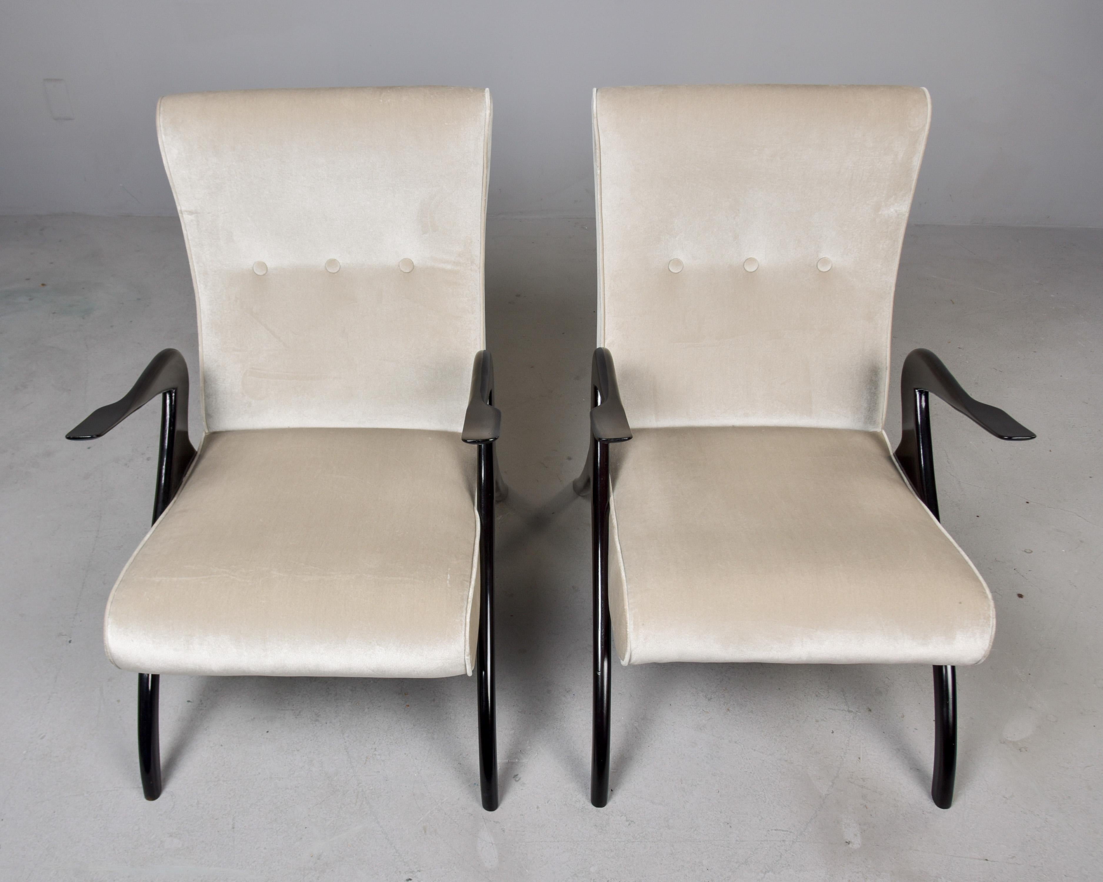 Paar italienische Stühle aus der Mitte des Jahrhunderts mit ebonisierten Gestellen und neuem Samt (Italienisch) im Angebot