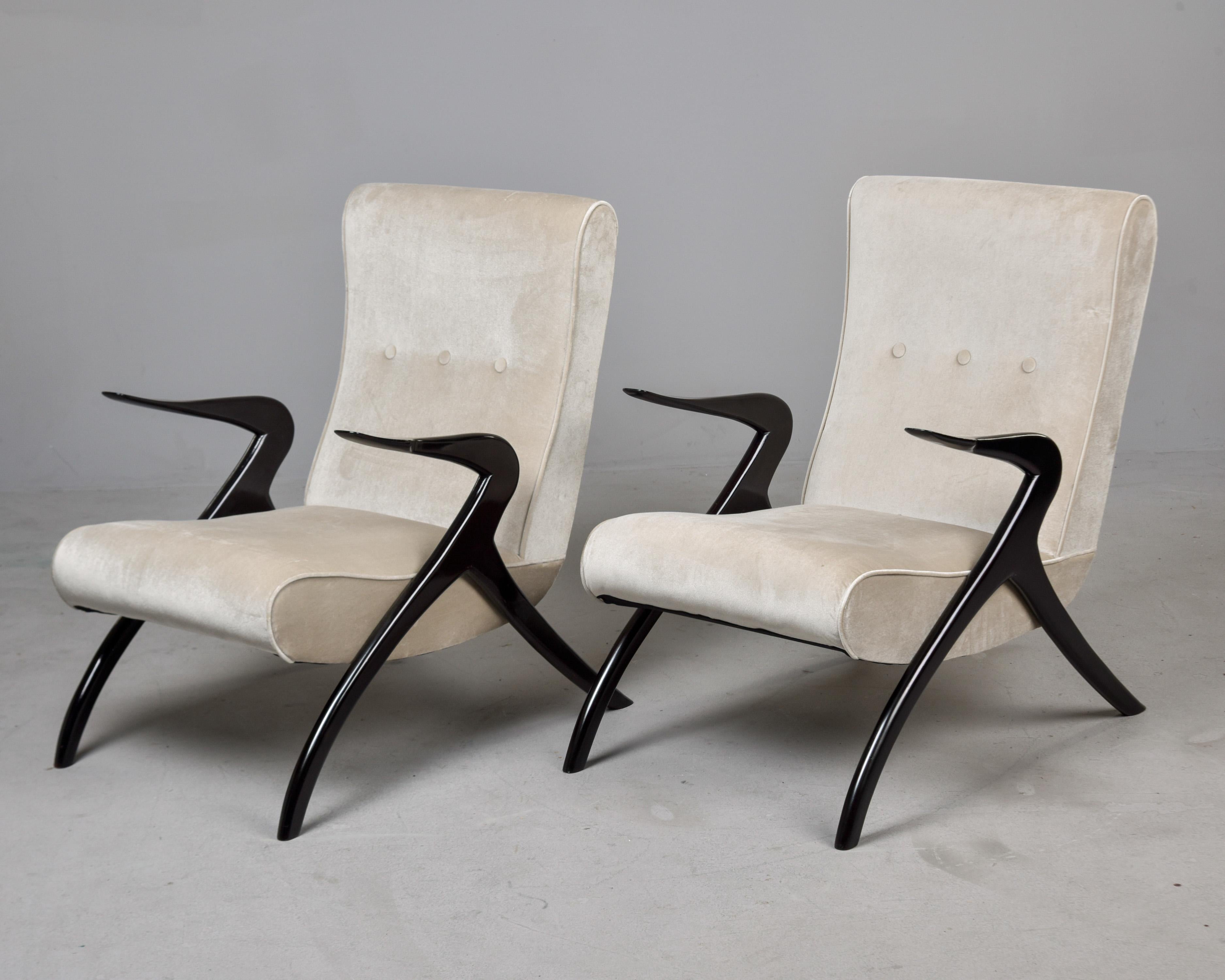 Paar italienische Stühle aus der Mitte des Jahrhunderts mit ebonisierten Gestellen und neuem Samt im Zustand „Gut“ im Angebot in Troy, MI