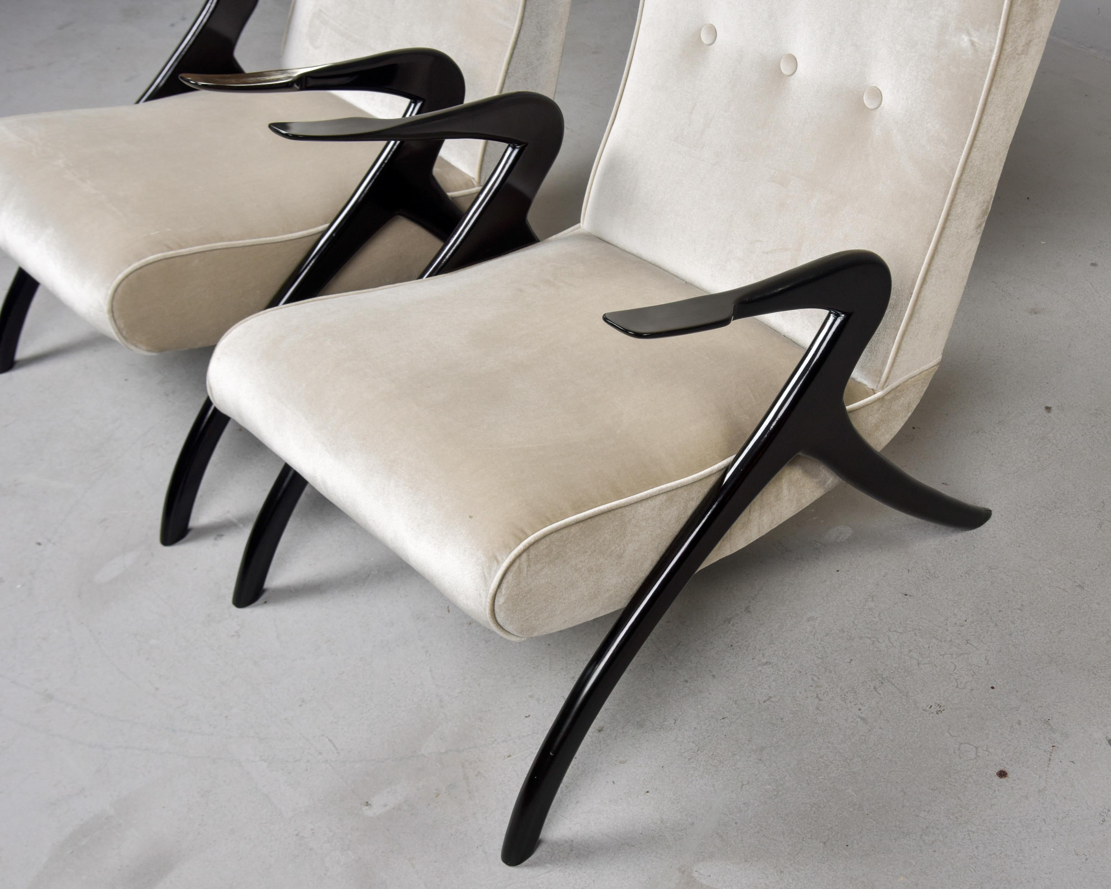 Paar italienische Stühle aus der Mitte des Jahrhunderts mit ebonisierten Gestellen und neuem Samt (Mitte des 20. Jahrhunderts) im Angebot