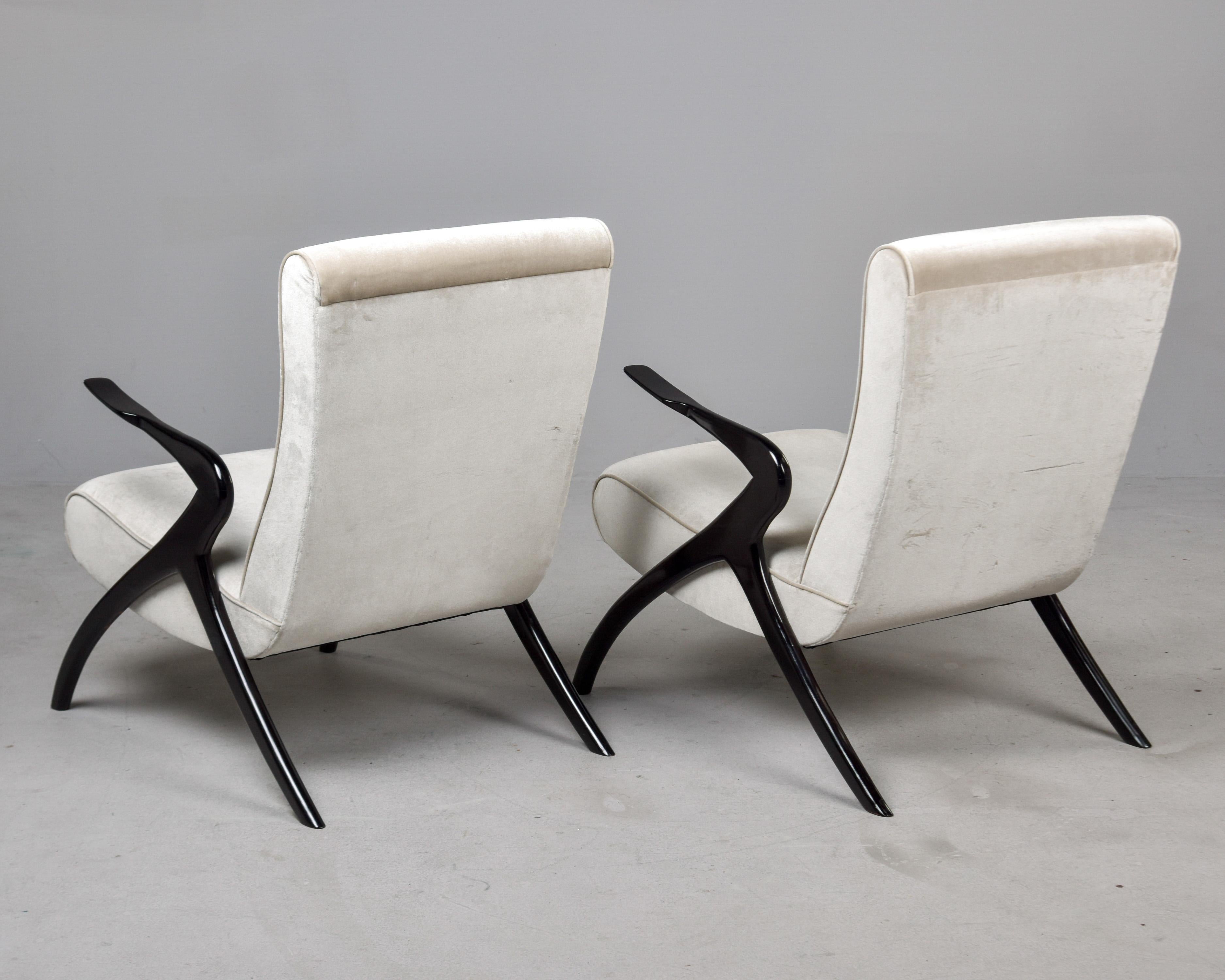 Paar italienische Stühle aus der Mitte des Jahrhunderts mit ebonisierten Gestellen und neuem Samt (Polster) im Angebot