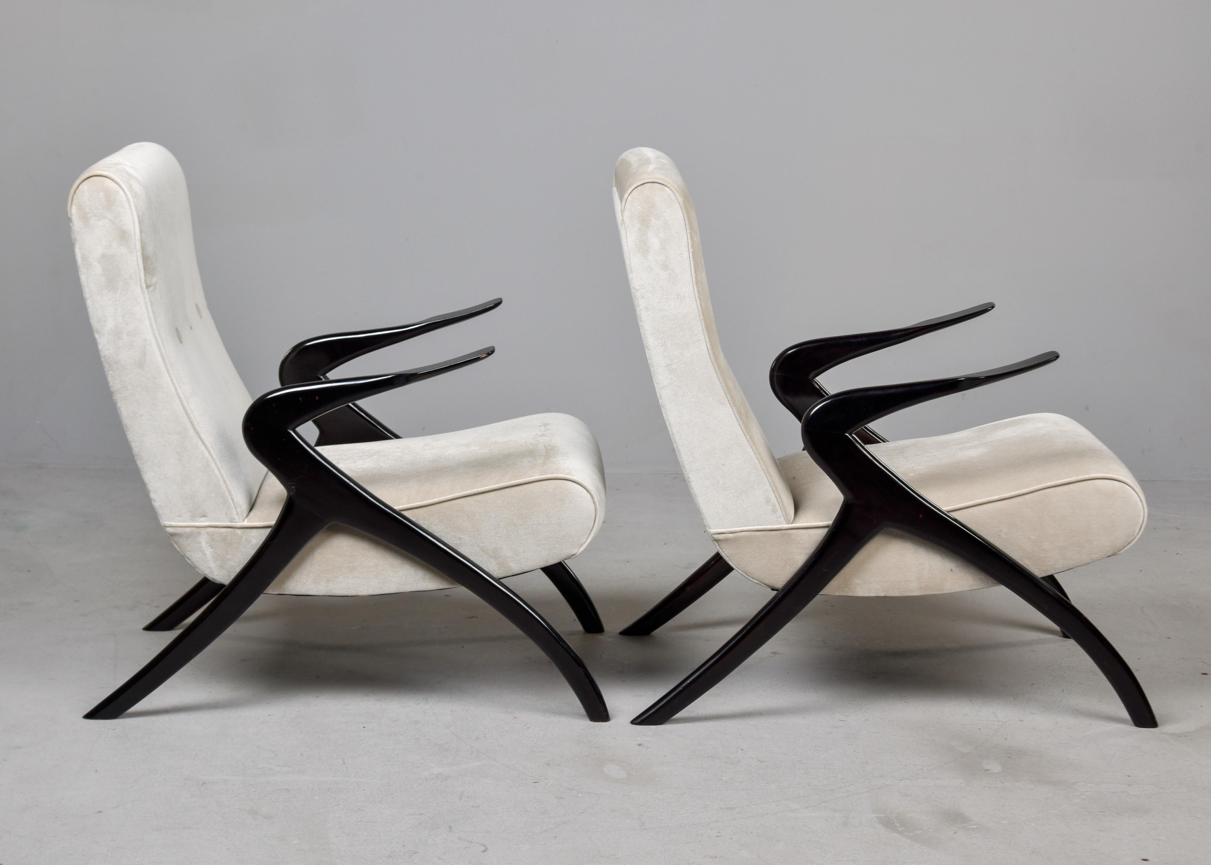 Paar italienische Stühle aus der Mitte des Jahrhunderts mit ebonisierten Gestellen und neuem Samt im Angebot 1