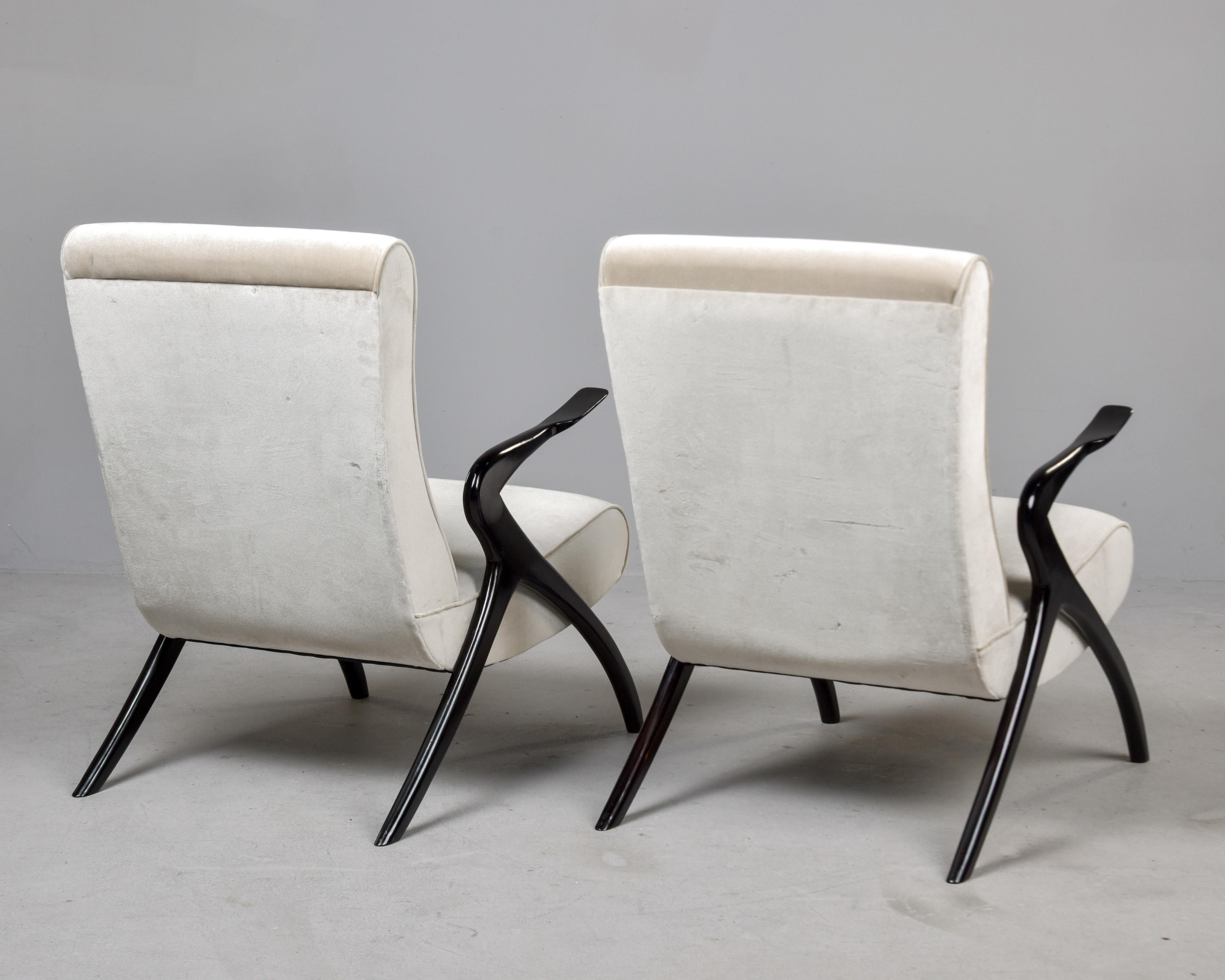 Paar italienische Stühle aus der Mitte des Jahrhunderts mit ebonisierten Gestellen und neuem Samt im Angebot 2