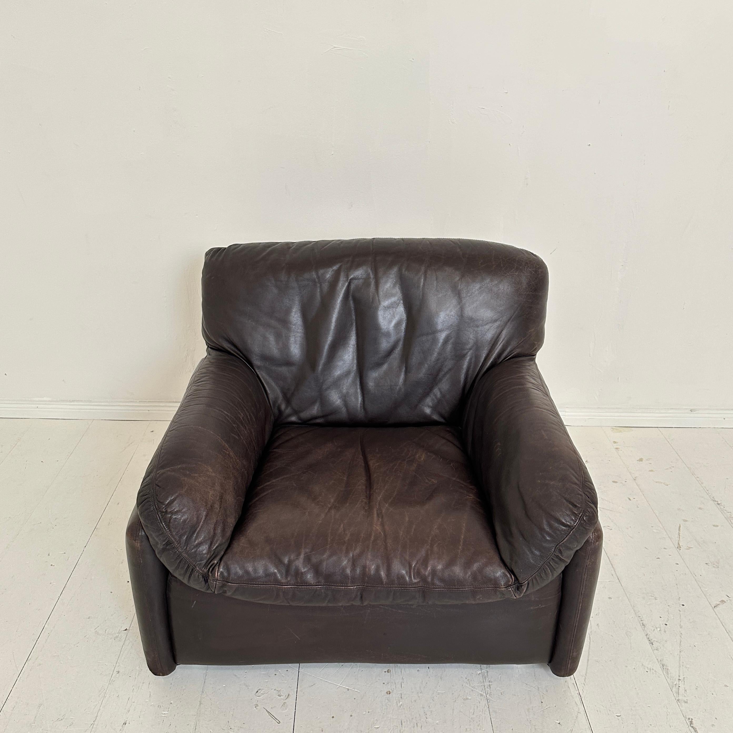 Pair Mid Century Italian Club Chairs in Brown Leather, around 1970 In Good Condition For Sale In Berlin, DE