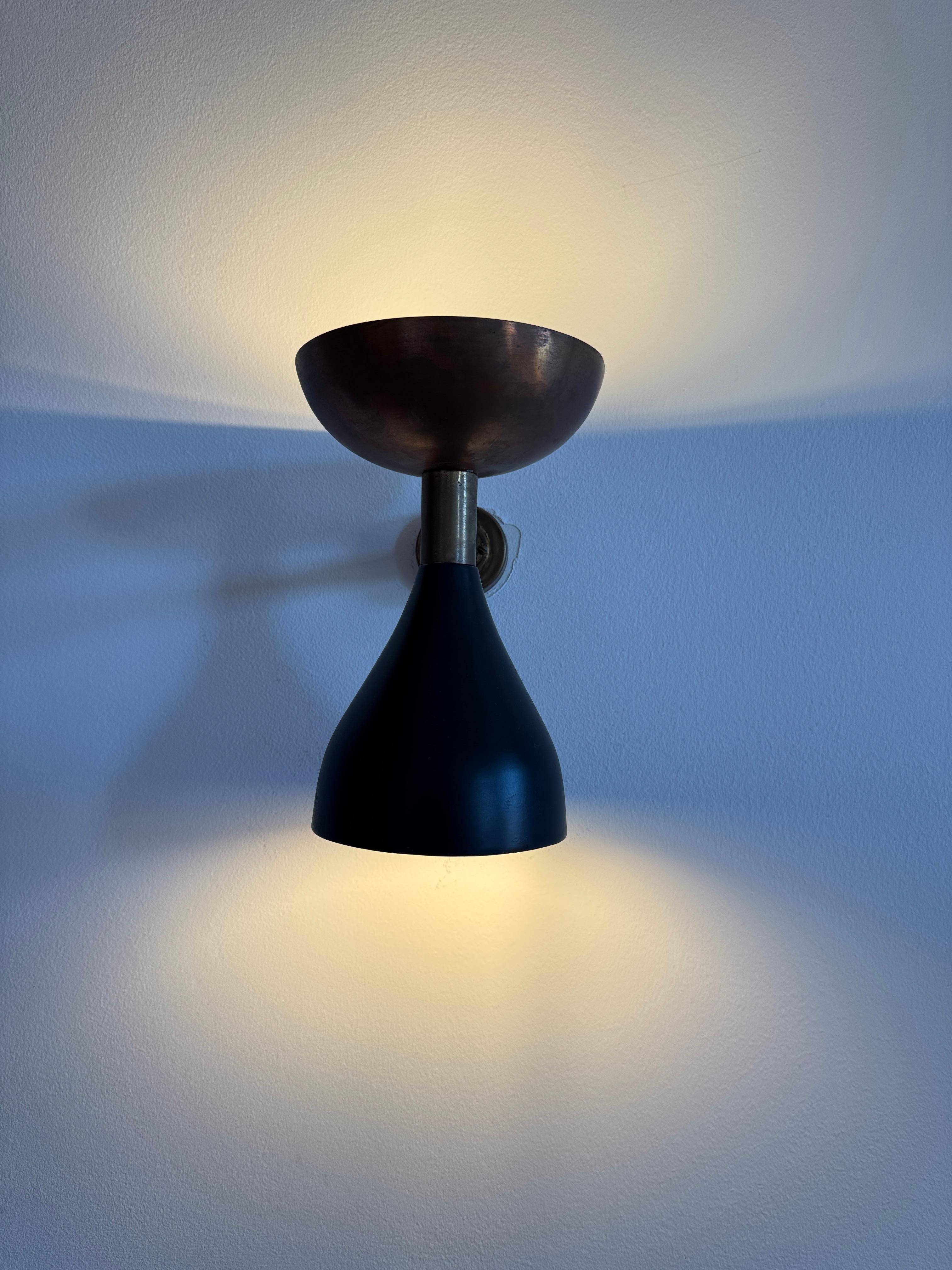 Mid-Century Modern Paire d'appliques Diabolo italiennes du milieu du siècle, style Stilnovo, laiton cuivre noir, 1950 en vente