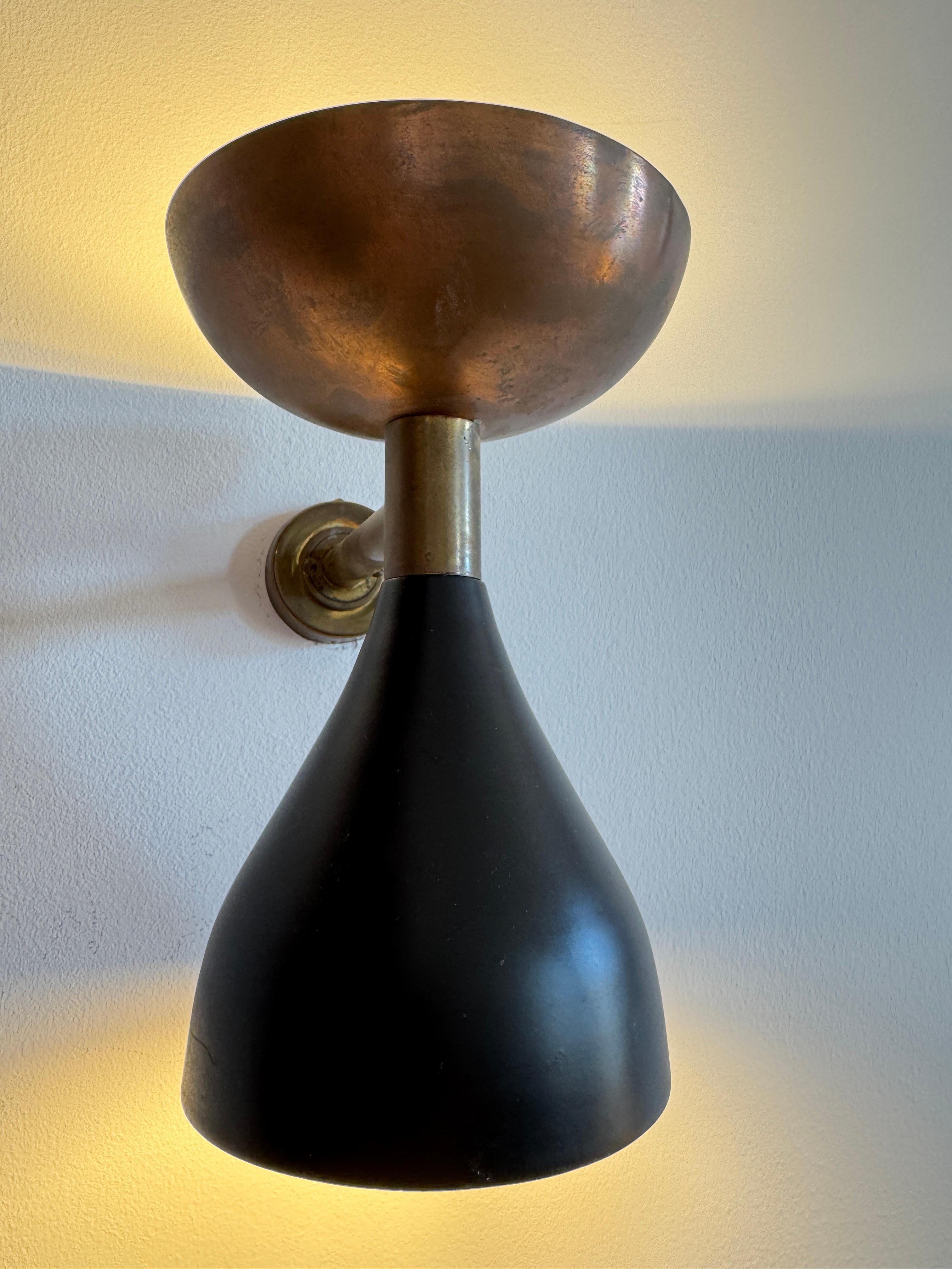 Paire d'appliques Diabolo italiennes du milieu du siècle, style Stilnovo, laiton cuivre noir, 1950 Bon état - En vente à Lisboa, PT