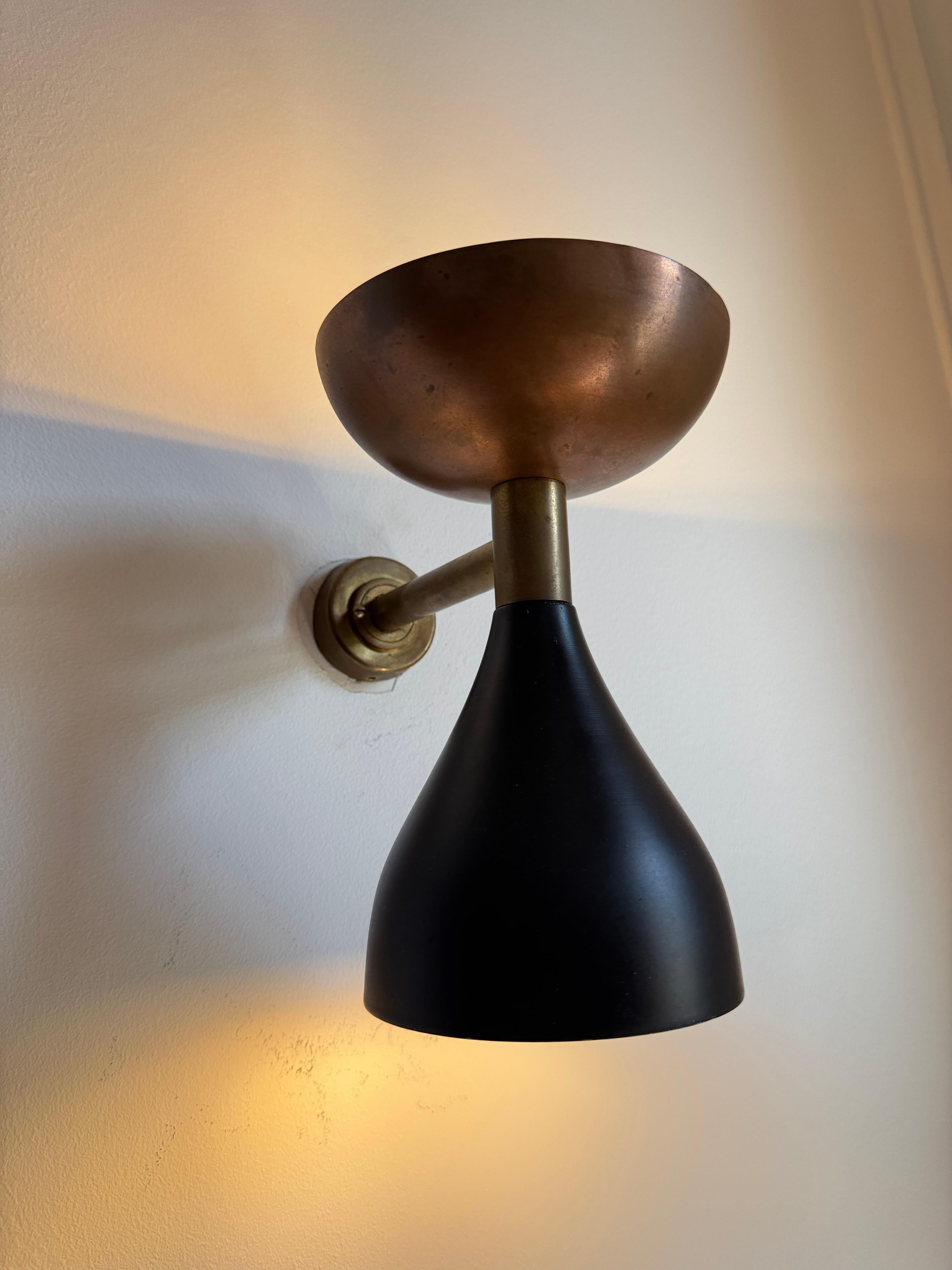 Paire d'appliques Diabolo italiennes du milieu du siècle, style Stilnovo, laiton cuivre noir, 1950 en vente 1