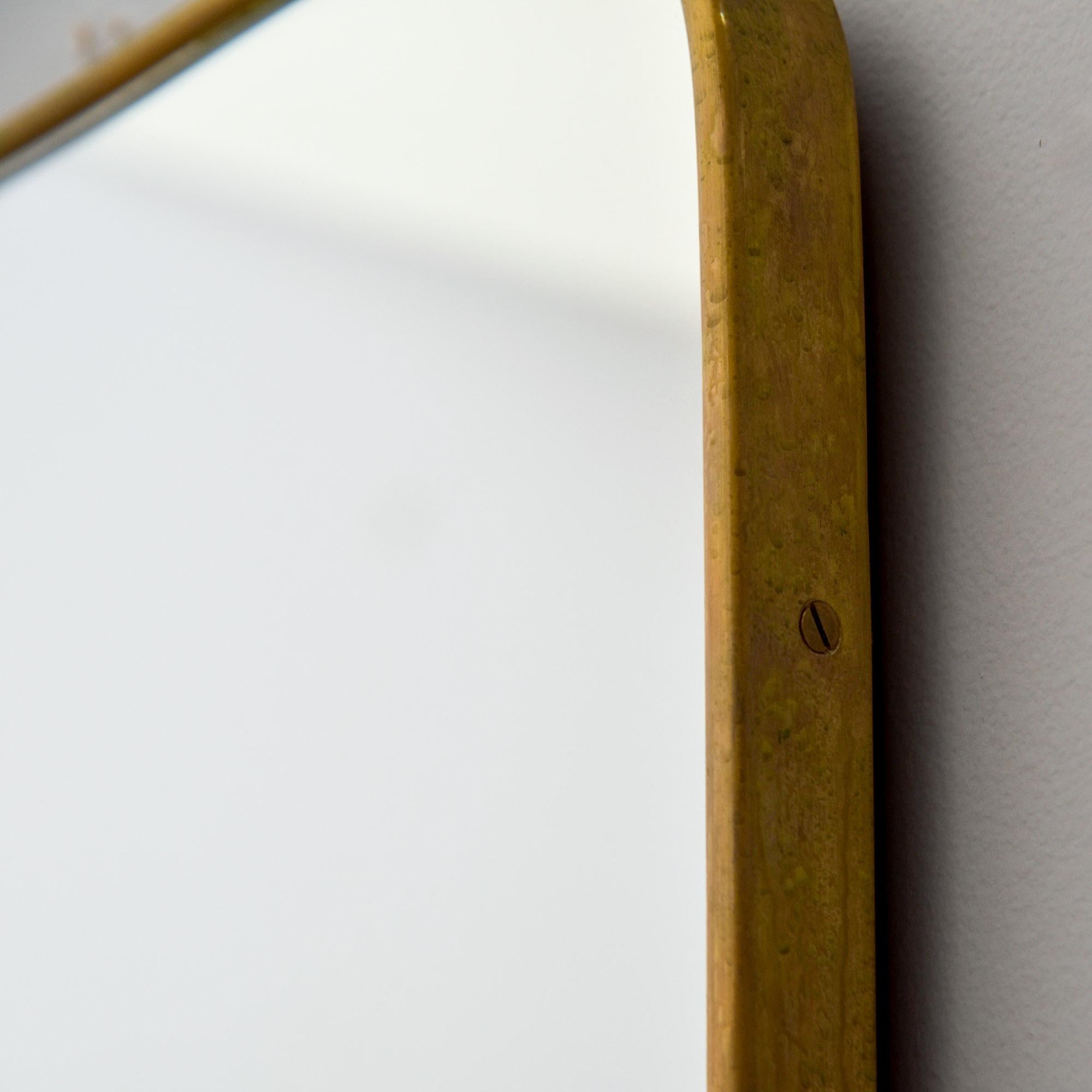 Coppia di specchi con cornice in ottone della metà del secolo scorso in stile italiano Gio Ponti in vendita 3