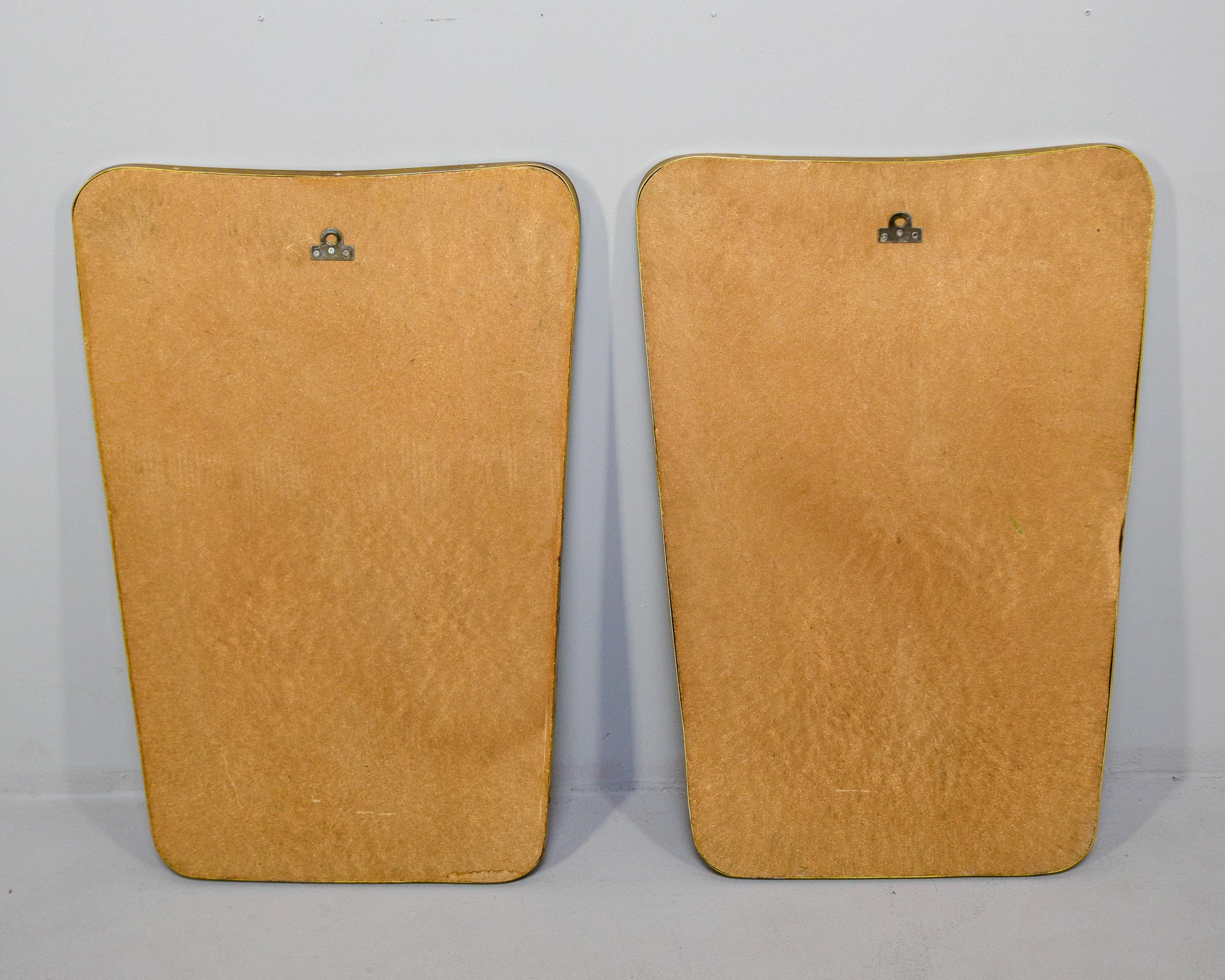 Coppia di specchi con cornice in ottone della metà del secolo scorso in stile italiano Gio Ponti in vendita 5