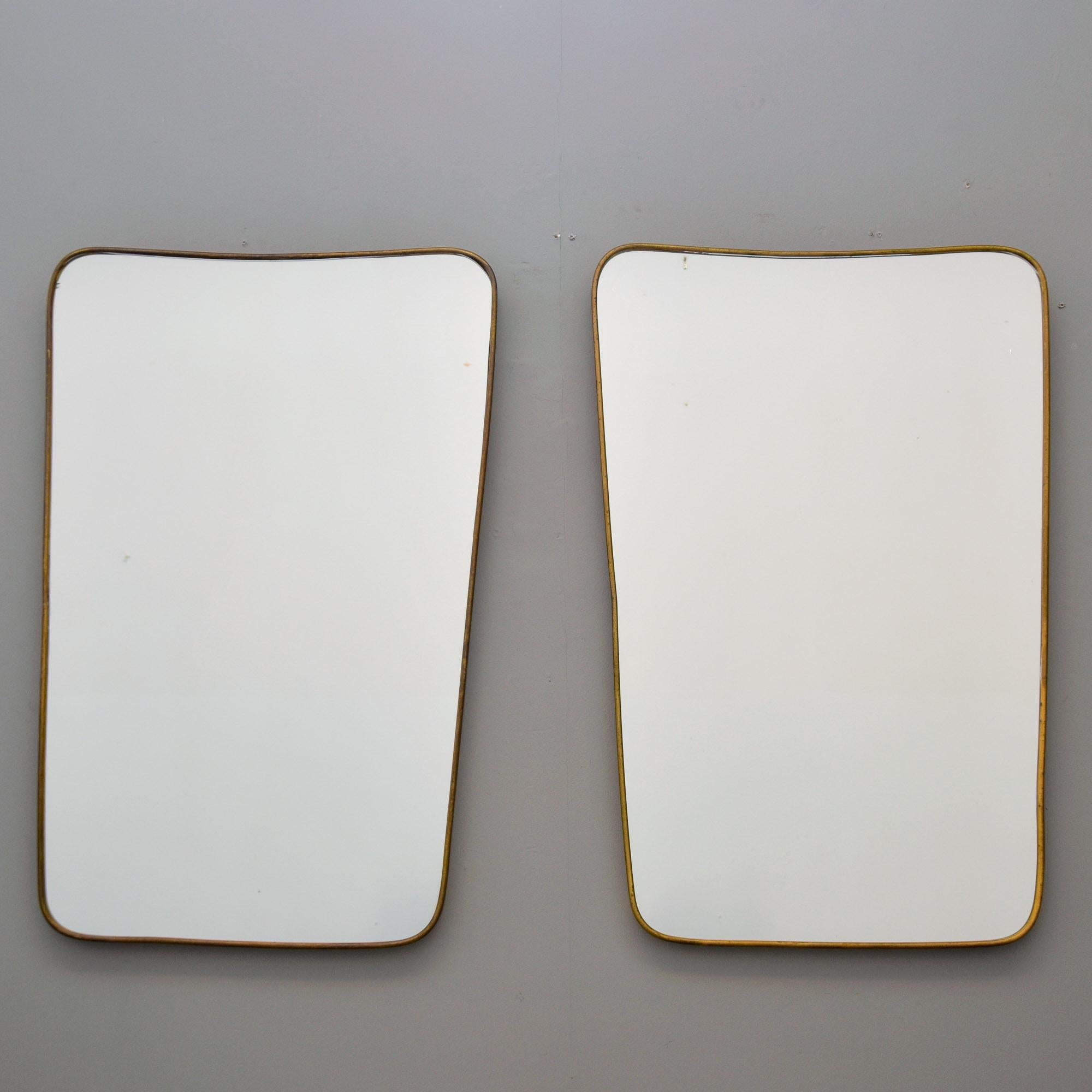 Mid-Century moderno Coppia di specchi con cornice in ottone della metà del secolo scorso in stile italiano Gio Ponti in vendita
