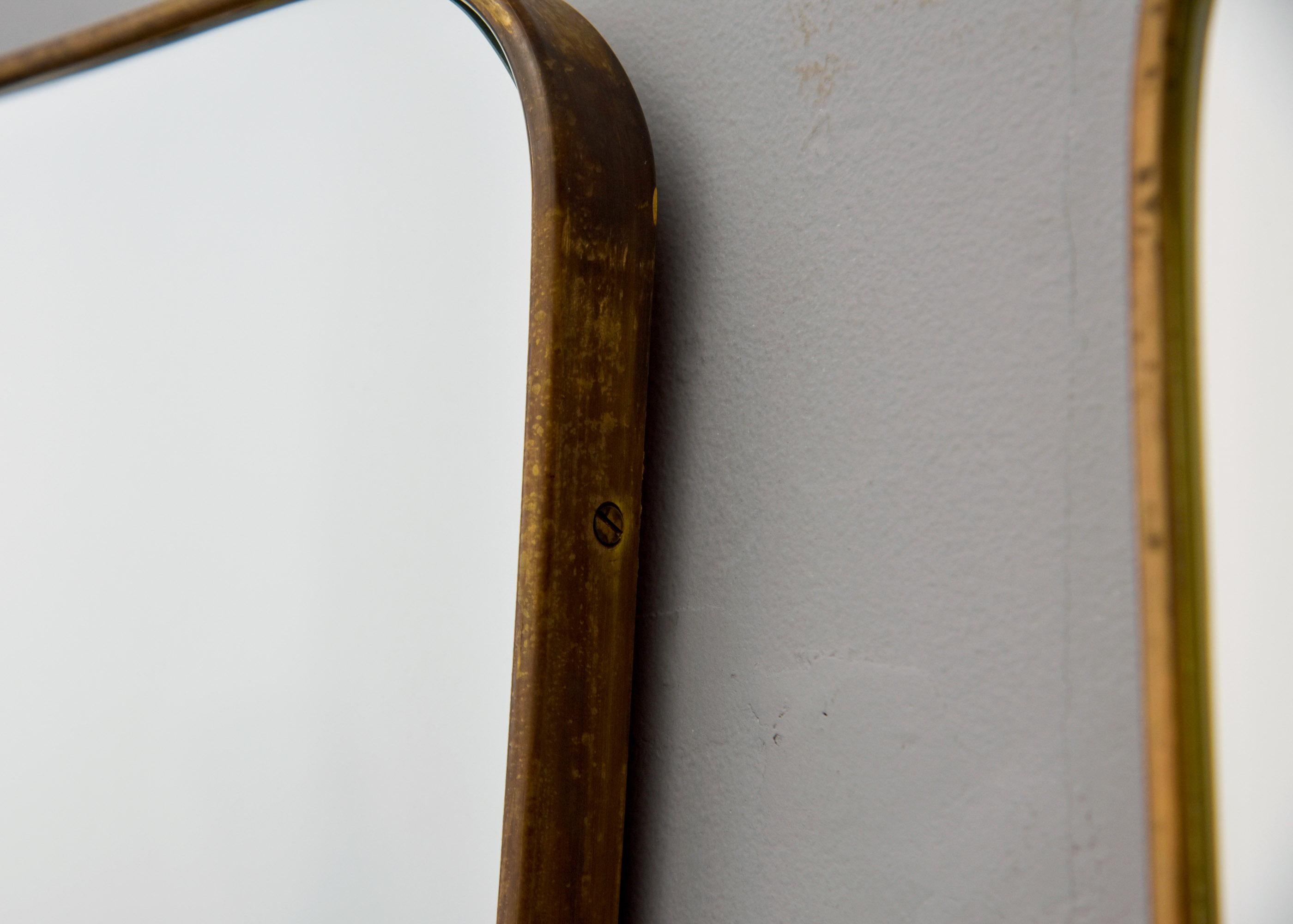 XX secolo Coppia di specchi con cornice in ottone della metà del secolo scorso in stile italiano Gio Ponti in vendita