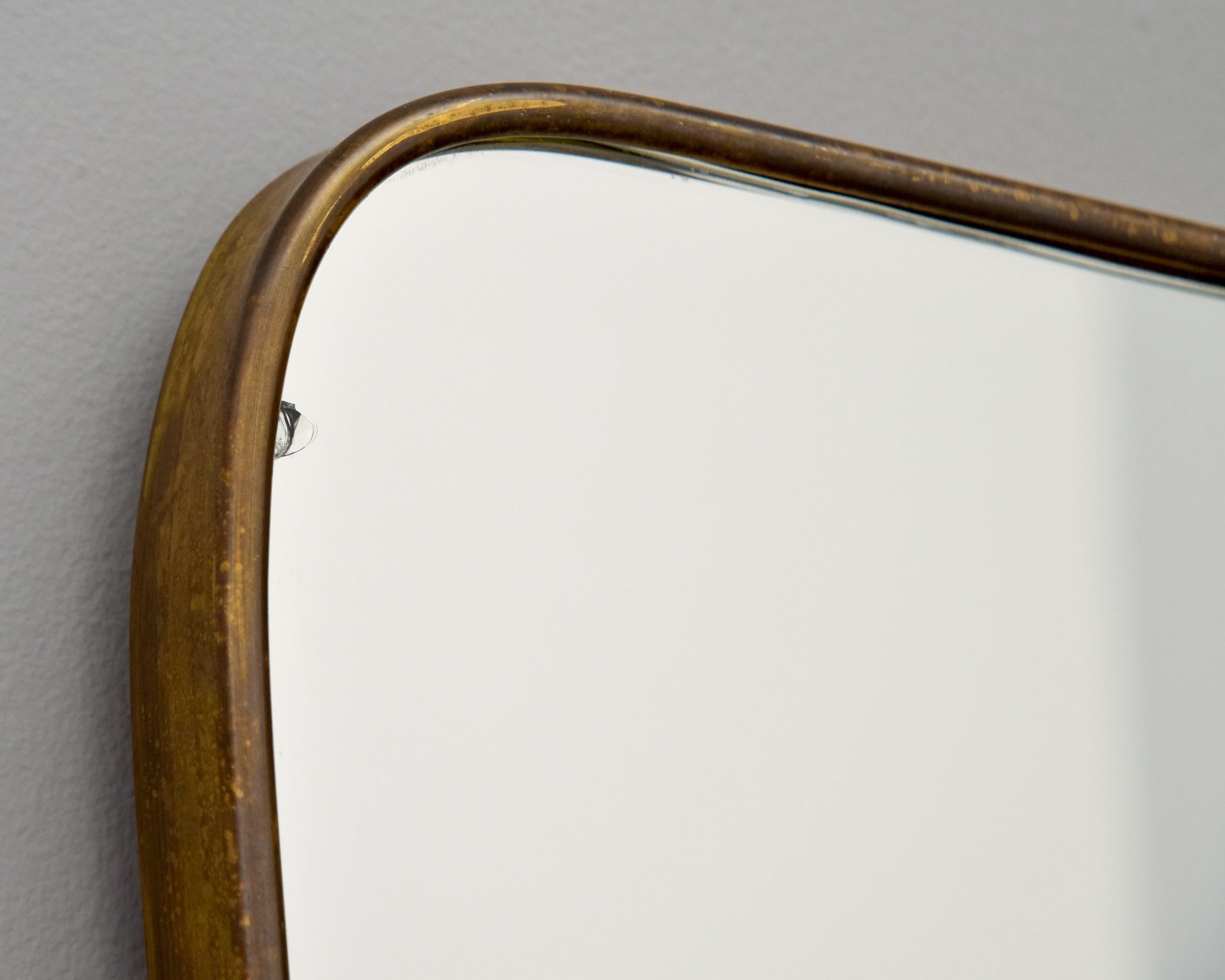 Ottone Coppia di specchi con cornice in ottone della metà del secolo scorso in stile italiano Gio Ponti in vendita
